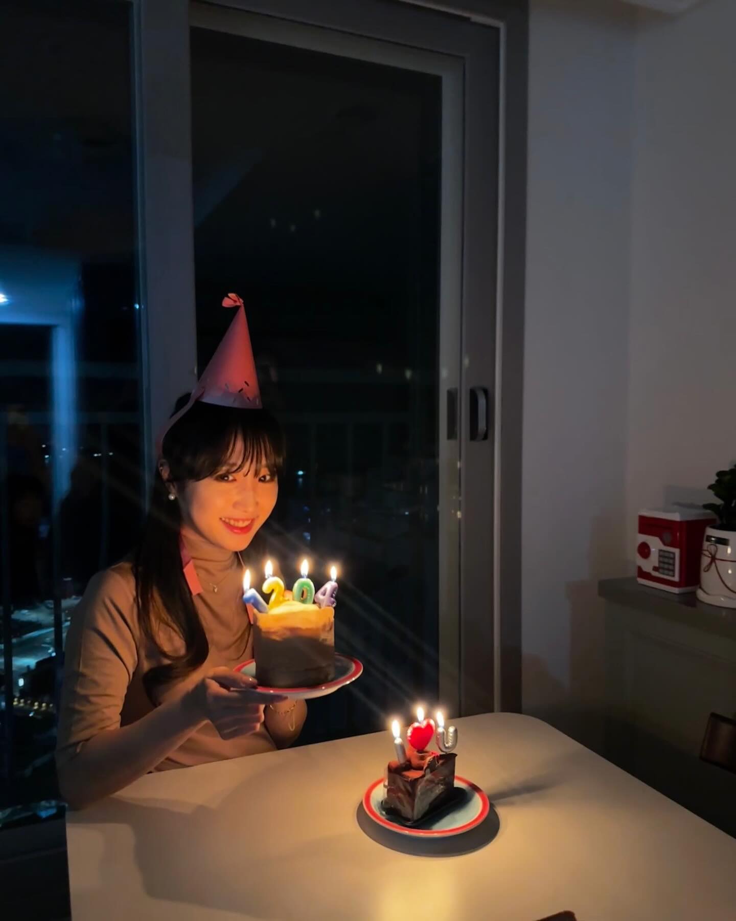 요즘엔 아무리 화장하고 차려입고 외출을 해도
내 폰엔 하율이 사진, 음식사진만이 가득하다.ㅋㅋㅋ

평범한 일상을 기록하고
예쁜고 특별한건 오래 기억하고 싶은 마음에,
앞에 있는 피사체를 실시간으로 찍고 기록하는 
인간 카메라인데ㅋㅋㅋ
딸랑구한테 관심과 시선 집중이라 
내 사진 찍을 여유는 전보다 없어지는것 같다.

그런데 생일 만큼은 앨범에 내 사진이 가득하네 🥳
다만, 캐나다에서 찍었던 인생 최대 몸무게 다시 도달해서
살찐 모습으로 ………. 하ㅏㅏㅏ☺️☺️☺️☺️☺️
