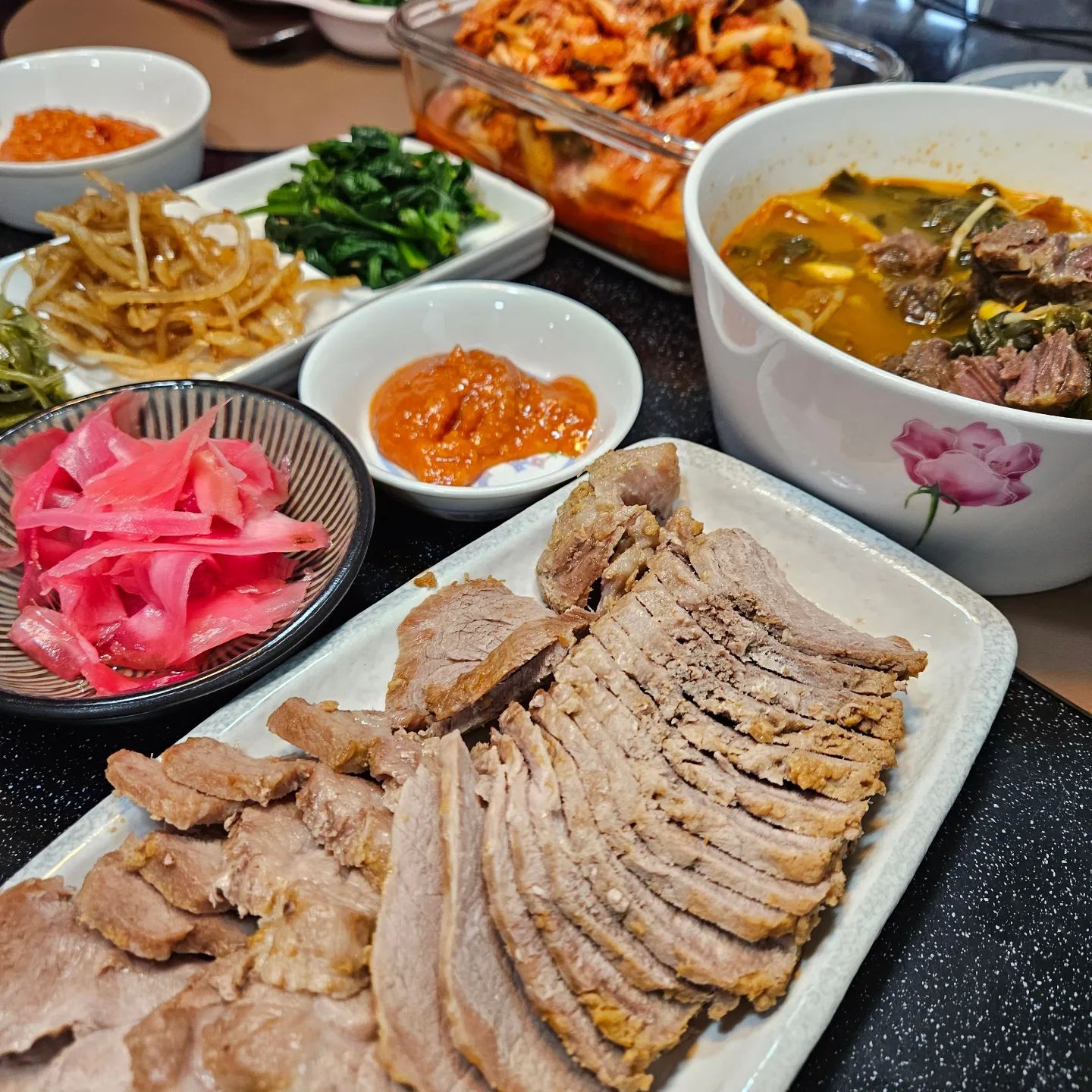 평일저녁🍚🥢 무수분수육 #용문해장국

시간이 별로 없어서 집에 있는걸로다가
목살이 퍽퍽해서 김장김치랑 싸먹으니 👍 👍 👍
막걸리가 살짝 생각이 나지만 오늘은 패스~~~

식후 자유다방 5일 에이드 클렌즈 한잔 하기!!