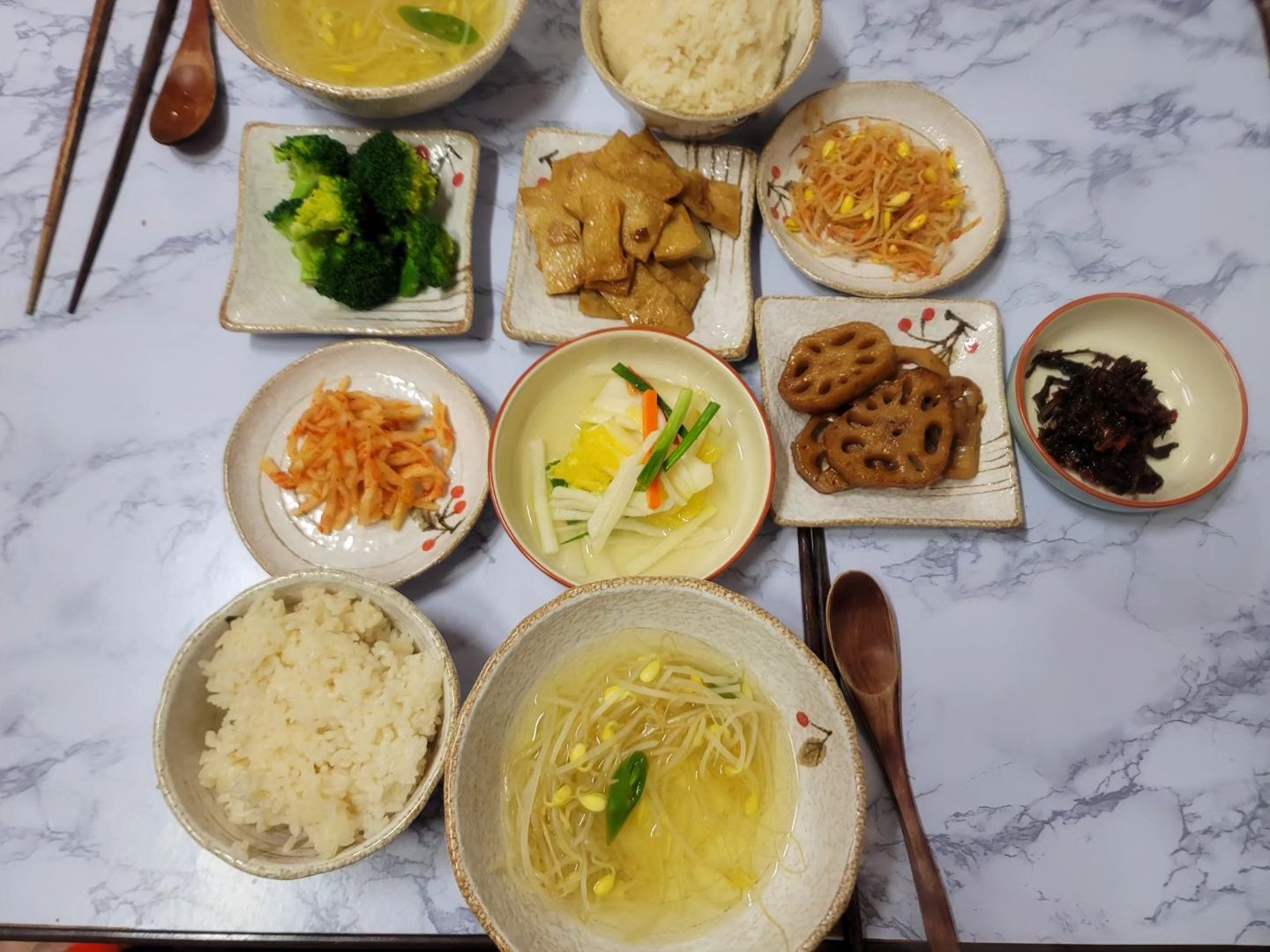 .
간만에 반찬을 왕창 만들었당😁
요즘 음식하기가 넘 귀찮기도..
또 뭘 해야될지 모르겠기도😭😭

그냥 기본 반찬들 만들었는데
별거없어도 잘 먹어주는
남친이가 고맙당💕

오늘은 약고추장 만든거에
밥 비벼서 먹어야징