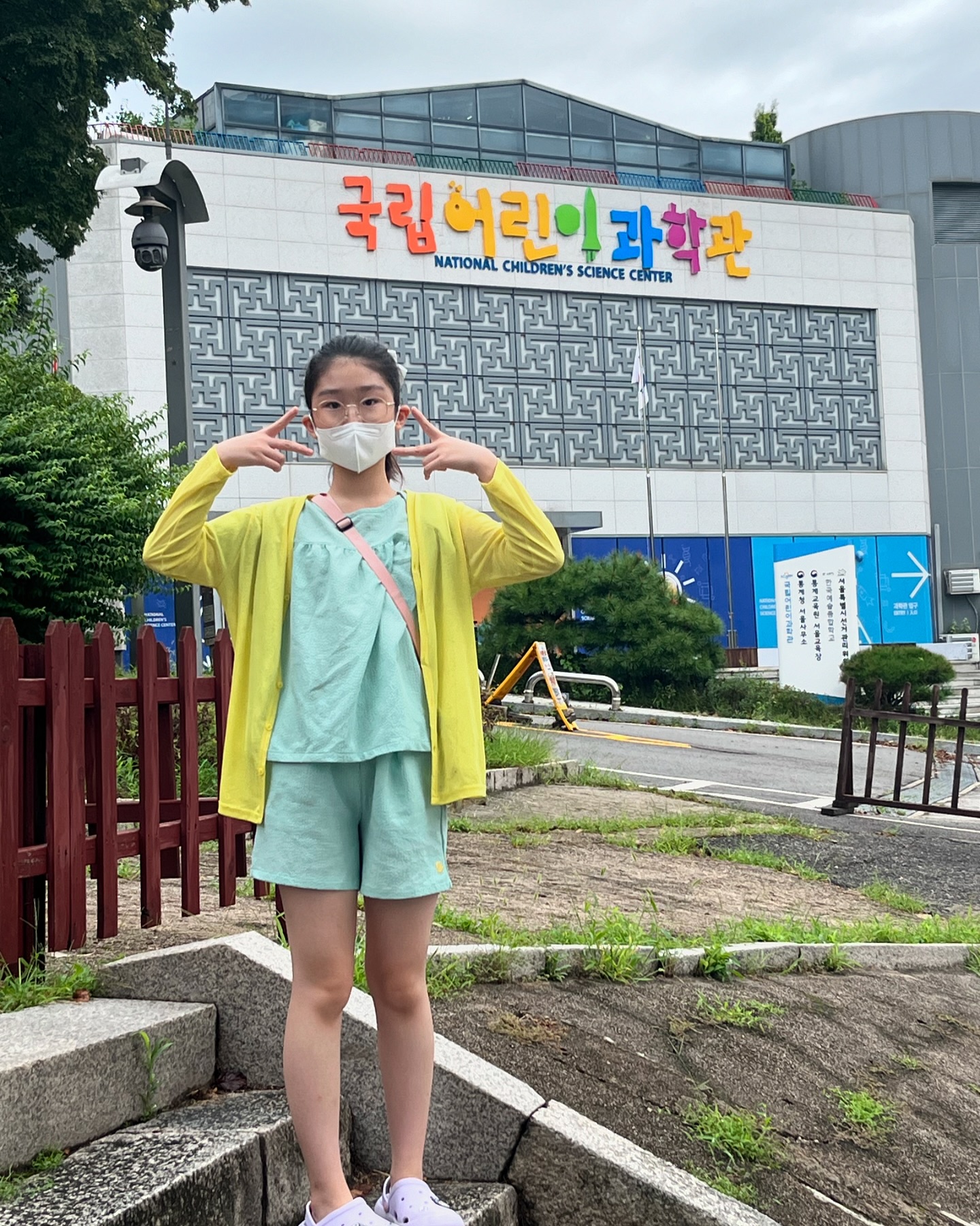 명절엔 늘 할 일이 없는 우리 집
근데 내 발바닥은 며칠 째 아프고
혓바늘은 하나씩 늘어서 3개 됨

#국립어린이과학관 #모네인서울_홍대
#가족스타그램 #명절나기
#서울나들이 #재미는있음
#피곤은며칠감