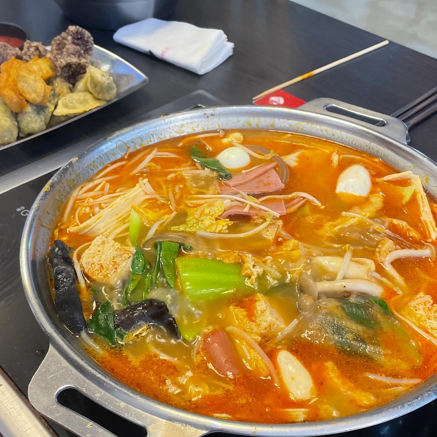 🌟
떡볶이는 역시 즉석떡볶이가 최고죠~~
이번에 대구즉석떡볶이맛집 한끼플러스에 다녀왔는데요,
매장도 넓고 편한 분위기가 너무 좋더라구요.
2,4,6인 테이블부터 100명까지 수용 가능한 매장 크기라
직장인들 점심 단체 식사 장소로도 인기라고 해요.😊

떡볶이,마라탕,샤브샤브,부대찌개 등
약 100여가지 재료를 무한리필로 즐길 수 있는데요,
많은 재료들을 취향대로 골라 만들어 먹을 수 있고 
셀프바에 바삭쫄깃한 핫도그와 치즈볼도 있어요.
한끼플러스에서 개발한 얼큰!오뎅도 있는데
진짜 맛있게 매워서 계속 먹게 되더라구요.

대구 동성로에서 즉석떡볶이 드실려면
한끼플러스로 가세요.😊

*평일엔 할인 이벤트로 9,500원에 이용 가능!

*영업시간 오전 11:00 - 오후 22:00
(입장 마감시간 오후 8:20)

#대구동성로떡볶이 #대구즉석떡볶이 #대구떡볶이맛집 
#대구무한리필 #한끼플러스 #가맹모집