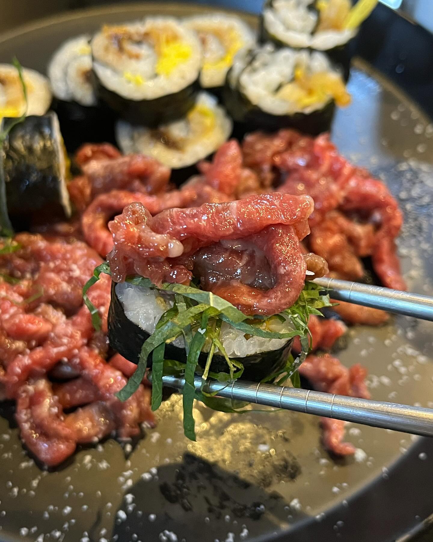 ♡ 
📍석촌호수 요리주점
아뷔에서 맥주한잔
안주가 맛있는 동네술집

투뿔한우육회와 묵은지김밥
한우육회 진짜 고소하고
쫄깃하고 사르르 녹음
아삭한 묵은지로 만든 김밥에
살포시 올려서 🙂🥰🫶

#아뷔 #abwy #석촌맛집
#한우육회 #묵은지김밥