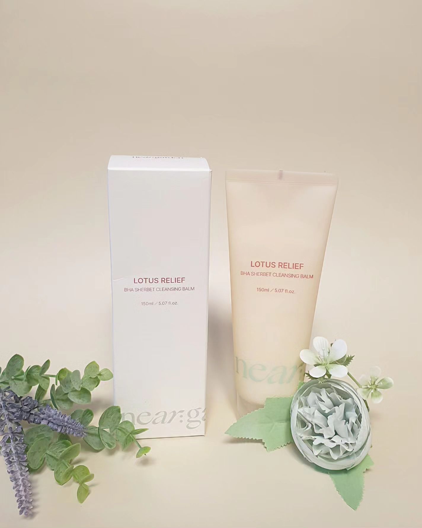 #협찬 #제품증정 #제품제공 ##제품리뷰
neargarden_official 

🌳#니어가든 이라는 단어 자체가 너무 아름답고 푸릇푸릇한 이미지 나지 않나요?
니어가든은 멀리서 찾은 원료를 왜 귀하게 여길까하는 의문에서 시작된 브랜드에요
특이하거나 생소한 원료를 사용하기 보단 우리 일상과 그래도 가깝게 있는 꽃과 
약용으로 사용하고 있는 허브 종류들이 
우리 피부들을 안전하게 지켜준다는 믿음을 바탕으로 안전한 제품을 계발하고 있어요

이번 제품은 니어가든 제품들 중 #로터스릴리프바하샤벳클렌징밤 이에요
연꽃의 꽃과 잎 성분이 들어간 #연꽃클렌징밤 이에요
🪷 처음 제형이 샤벳형태에서 오일,밀크로 3단계로 변해요
🪷 오일성분으로 변할 때 모공 속 피지와 메이크업 잔여물을 확실하게 녹여요
🪷 용량은 150ml로 대용량이에요
🪷 진한 메이크업도 간단하게 지울 수 있어요!
🪷 오일은 아르간,호호바씨,동백나무,해바라기,마가다미아씨 천연오일로 이루어져 있구요
🪷  비타민 E성분도 들어가있다고 허네요
🪷 모공축소 특허 성분인 달맞이꽃,갈근,솔잎 ..등 성분이 포함되어 있어 축소효과도 있어요
🪷 비건제품이에요
🪷 자극없이 사용할 수 있는 순한 제품이라 누구든 사용할 수 있어요!

🎀 향도 플로럴한 향이 나서 좋았구요

🎀 제품이 다른 밀크제형이랑 살짝 다른감이 있어요 더 부드럽단 점!
세안 후 에도 촉촉하고 맑은 피부가 된 느낌이에요🥰🥰

이런분들에겐 더 적합하지요!
- 떠서 쓰는 클렌징 오일이 불편하신 분
- 블랙헤드,화이트헤드가 고민이신 분
- 넓어지는 모공이 너무 신경쓰이는 분
- 무자극으로 팁 클렌징 원하시는 분
- 미끄덩거리고 밖에만 겉도는 클렌징이 싫으신 분

부드럽고 저자극으로 모공안까지 케어하는 클렌징을 하자구요🫶🩷🩷🩷

#클렌징밤 #블랙헤드제거 #화이트헤드제거 #코피지제거 #코블랙헤드제거 #피지녹이는제품 #비건클렌징밤 #모공관리 #피지관리 #클렌징밤추천