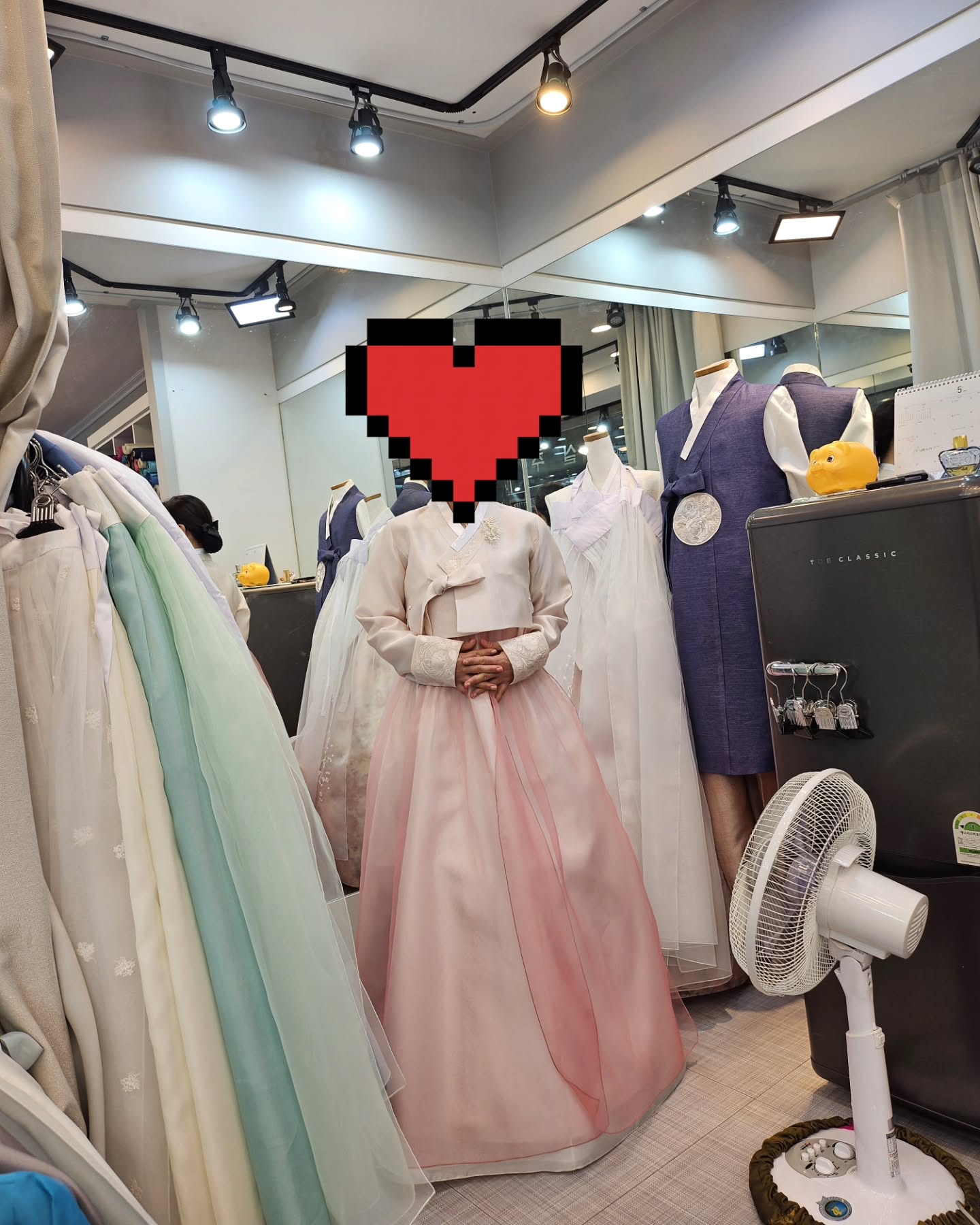 결혼식장이 문래쪽이라 혼주 한복도 가까운 영등포 홍실주단에서 맞췄어요~~ 어머님들에게 딱 맞는 한벅을 선택해서 다들 기분 좋게 한복 피팅했답니다♡♡♡

#결혼준비중💑 #예비부부 #드레스투어 #혼주한복
 #예신 #영등포홍실주단 #다이렉트결혼준비 #어머님들과

❤️다이렉트결혼준비 카페에서 합리적인 가격

❤️비동행플래너와 함께 해서 부담이 없음

❤️노력하면 이득 되는 다이렉트 결혼준비

❤️카페가입 시 추천인코드 “개굴11“입력하시고 30,000포인트 받아가세요!! 

❤️추천인 -개굴11
https://cafe.naver.com/directwedding

direct.wedding
https://www.instagram.com/p/CwYsEgnvrdN/?igshid=MTc4MmM1YmI2Ng==