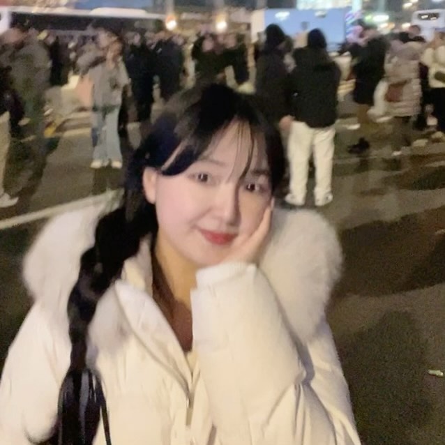 거창하지 않은 2024 새해목표 같이 이뤄요..❤️
팔로워분들을 위한 새해 이벤트🎁

저는 매년 TO DO LIST✔️를 작성하는데
‘내가 이런 목표도 세웠구나’ 싶을만큼
기억 안 나는 사소한 것들까지도 적어두는 편이에요.

생산적이고 거창한 목표만 생각하다보면
지치기도 하고 목표를 이루지 못했을 때
자존감이 낮아지기도 하는데,

사소하지만 나에게 의미있는 목표들은
나의 삶의 밀도를 높여주고
자존감도 높아지게 해주더라구요.

그리고 어딘가에 적어 놓는 것만으로도
무의식속에서 목표를 향해 나아가는 힘을
만들어주는 것 같다고 느꼈어요✨

저의 올해 목표중 하나가
‘여러분들에게 선한 영향력을 주는 사람되기’ 라서
요 이벤트를 준비해봤습니다☺️

꼭 거창한 목표가 아니어도 좋아요.
여러분들의 <2024 아무목표> 를 적어두시면
모두 이룰 수 있게 제가 응원할게요💖

🎈참여방법
〰️이벤트 무물 스토리에 <새해목표>를 적어주세요!
〰️6월말, 12월말 목표를 이루신 분들에게 소정의 선물을 드립니다🎁