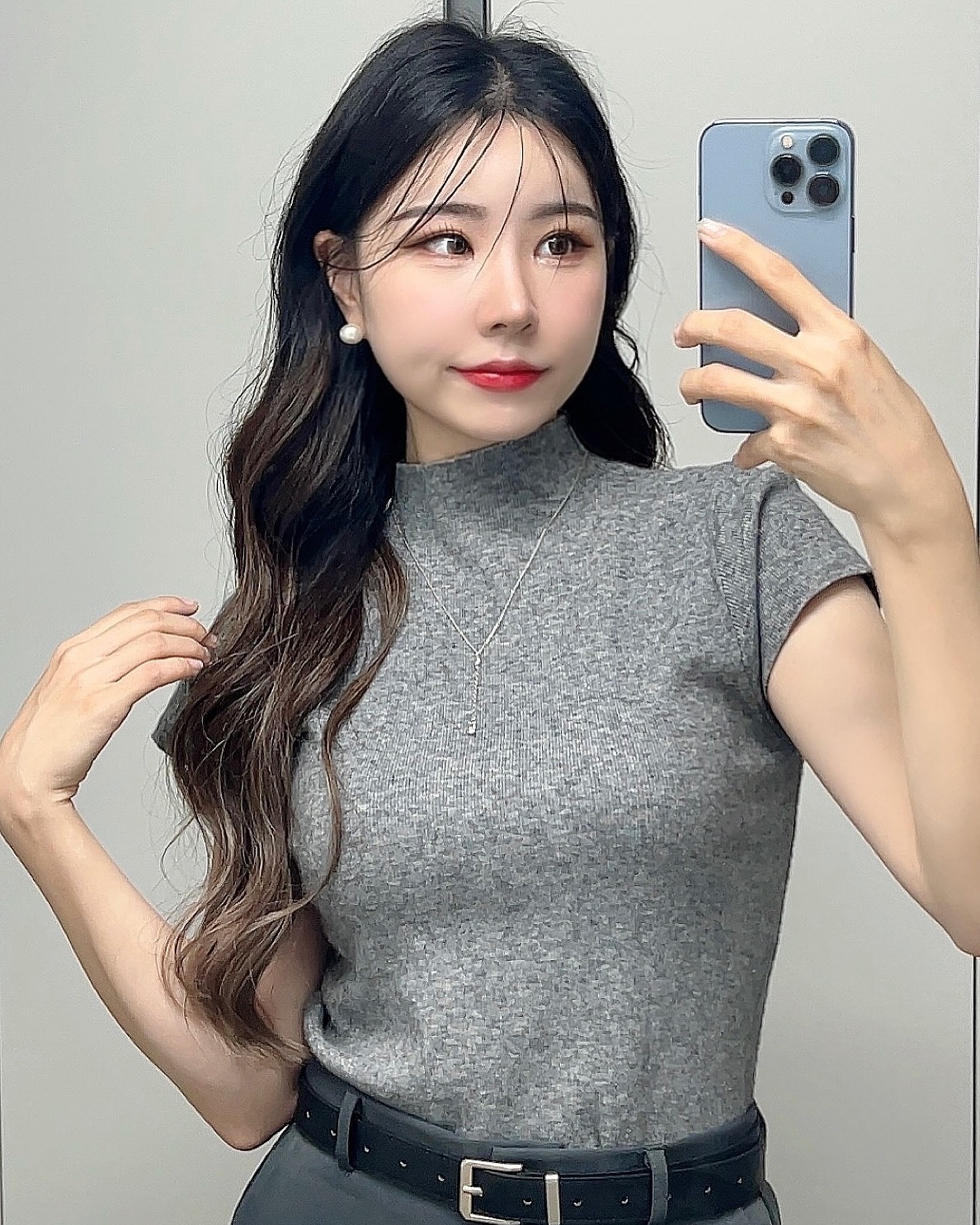 다시 예전 거울샷으로 돌아가~
요즘 흑발 하고싶자나ㅏㅏ🖤
#우리집포토존 #흑발뽐뿌온다 #거울샷