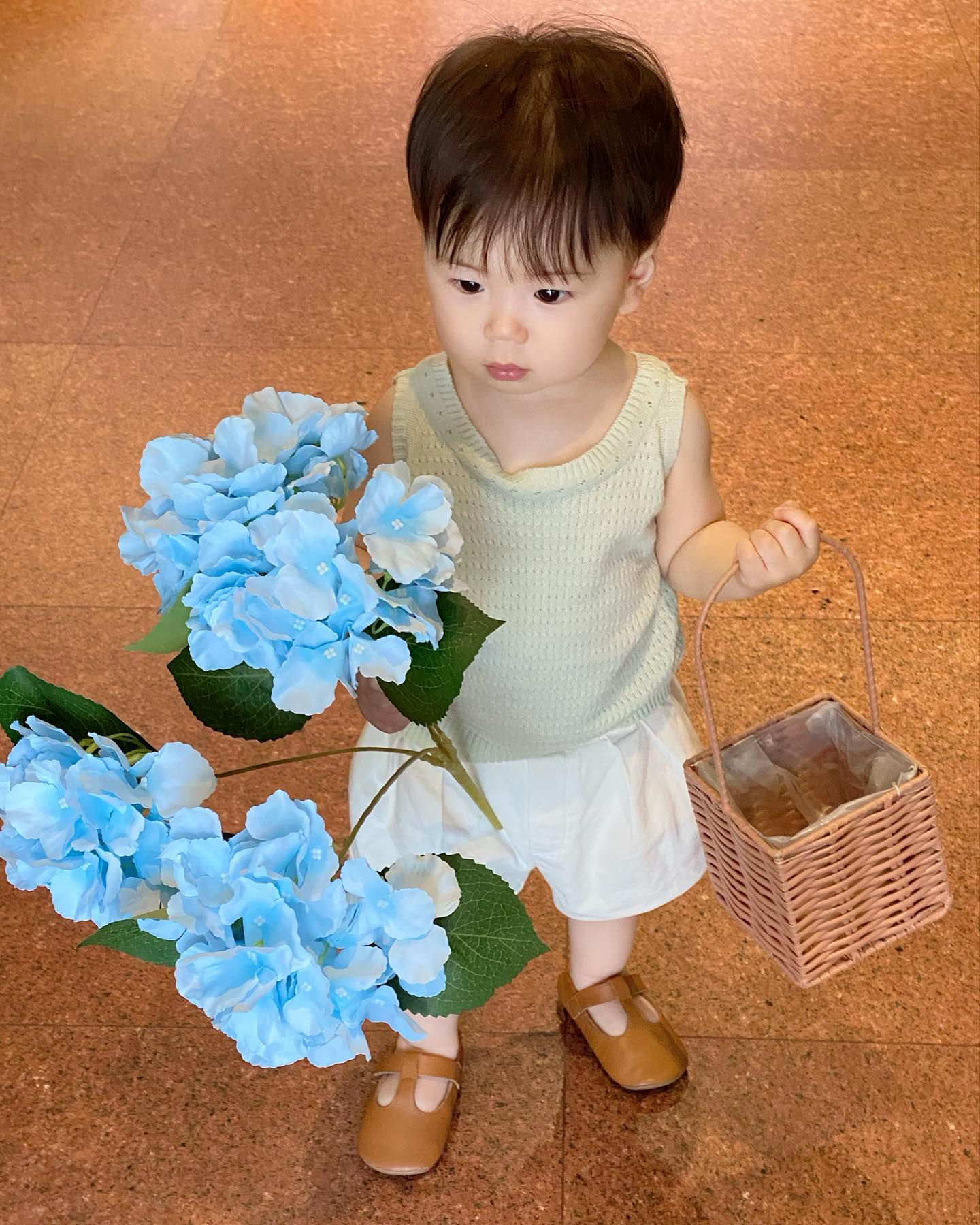 스토리에 두기엔 아까워
 꽃을 든 남자 이유재 🌼

” 유재야 크으은~ 꽃이다 
파랗지 이것도 꽃이야!ㅎㅎ “

매장 조화 수국을 바구니채 집더니 
호기심에 멍때리며 향 맡는것까지 ㅋㅋㅋ
배는 뽁 나와서 귀여워서 피드박제,,

너의순간의 #여름날의기록 #사랑해유