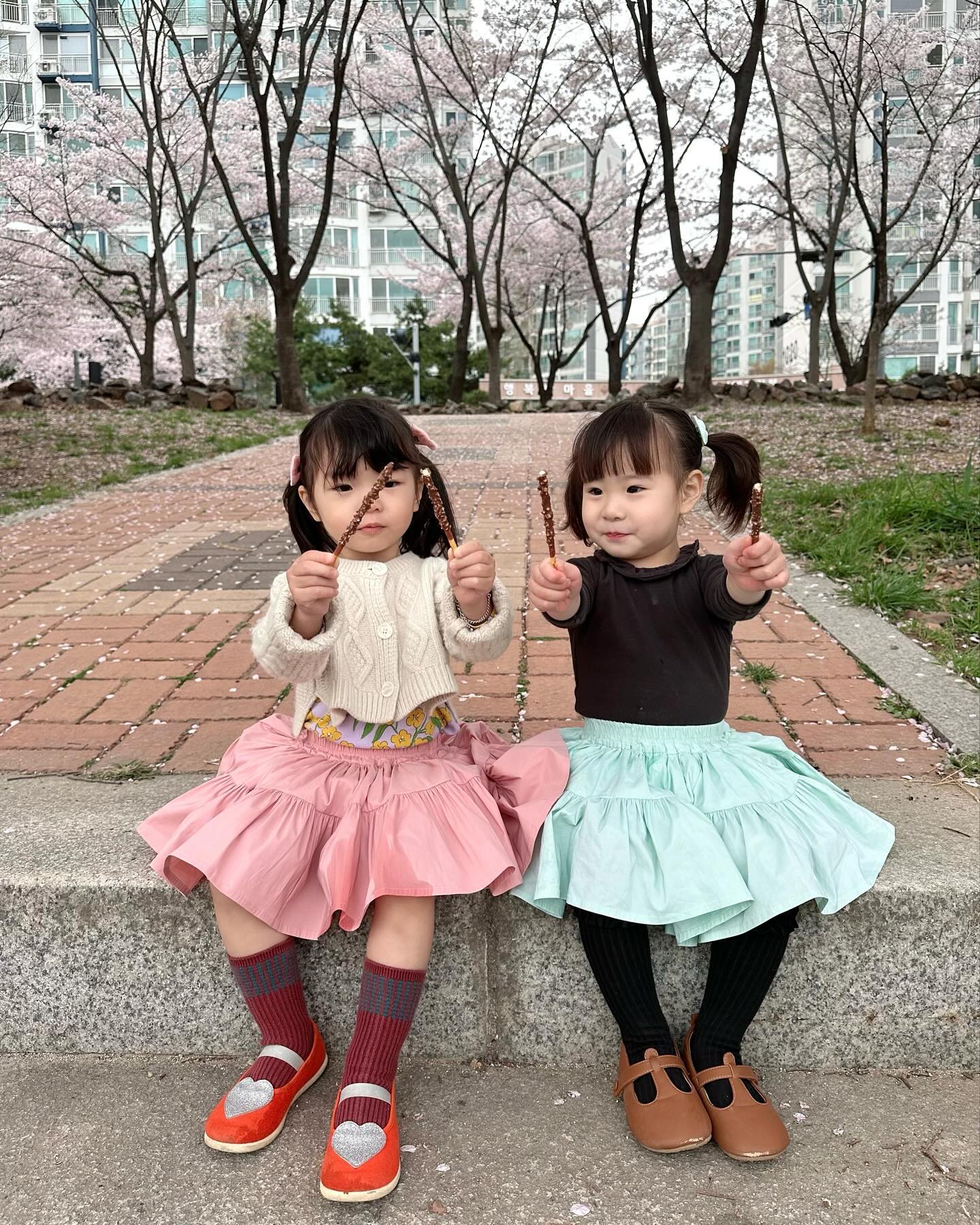 #벚꽃엔딩#🌸
마지막 꽃놀이는 아연이와 함께💕
뱃속에서부터 함께한 꼬꼬미들이
어느새 이리 커서 둘이 대화도 한닼ㅋㅋㅋ
ㅋㅋㅋㅋㅋㅋㅋㅋㅋㅋㅋㅋ
깔깔 거리는게 대화의 반이상 이지만ㅋㅋㅋ
구엽다 구여웤ㅋㅋㅋㅋㅋㅋㅋㅋ😝😝😝
너희 둘 꼭 잡은 손 놓지 말기🥰
(엄마들 구호 뭔지알지?😊)
ㅋㅋㅋㅋㅋㅋㅋㅋㅋㅋㅋㅋㅋㅋㅋ