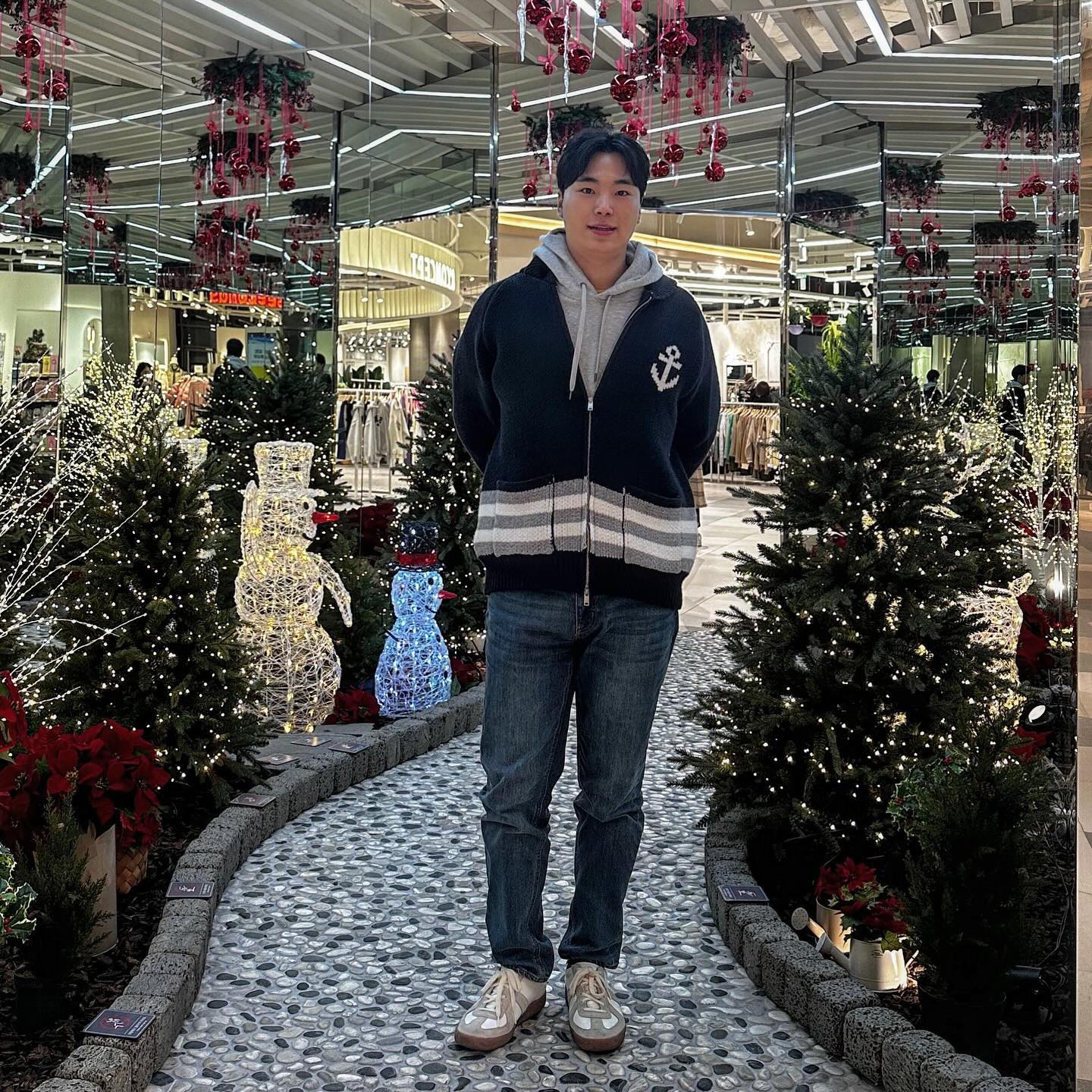 #협찬 suarestudio stylemate_official #ootd #오오티디룩 #오오티디패션 #패션계정맞팔 #패션 #navy덕후 (프로필 링크를 방문하세욥!)

무신사 수아레 단독 블랙프라이데이 할인 최대 ~71% 까지 진행하는 니트 스웨터 🧶

캐나다 밴쿠버 섬 🇨🇦🍁 남동부 코위찬 부족이 착용하던 코위찬 니트를 워셔블이 가능한 헤비 아우터 형태로 재해석한 아이템 :) 
워셔블이 가능해서 너무나도 편리했어요☺️😌
다양한 클래식 무드 패턴으로 제작되었고 전 앵커 문의가 들어간 네이비를 택했어요! 🫐⚓️
두툼하고 두꺼워서 영하 -9도에도 솔직히 따뜻했어요..!! 

#수아레 #니트 #니트웨어 #스웨터 #긴팔니트 #코위찬 #오버핏 #겨울니트 #스타일메이트