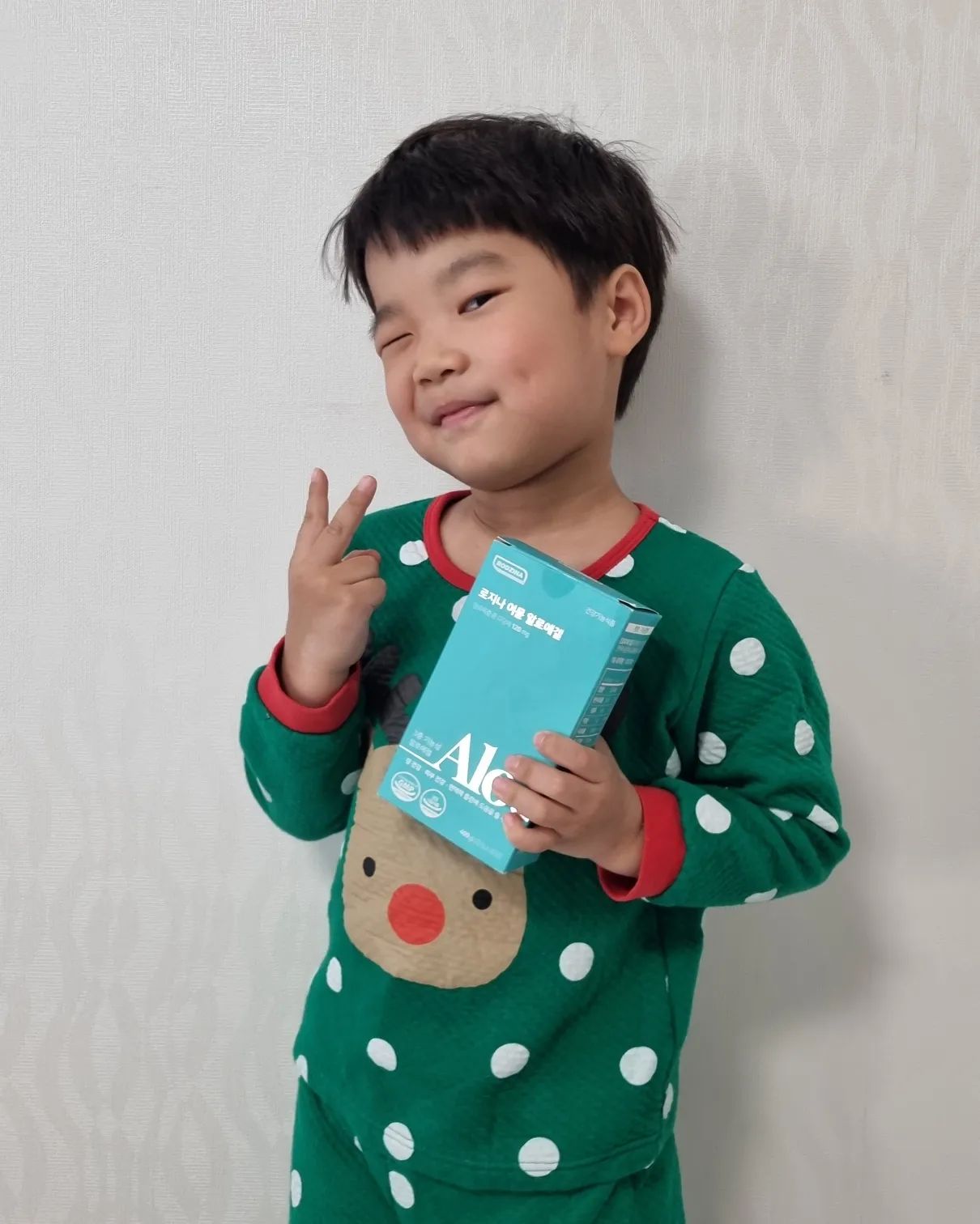 #제품협찬

입맛 까다롭기로 유명한 저희아들
맛있다네요ㅋㅋㅋㅋ

솔직한 반응 보고싶어서 이뮨알로에겔 손에쥐어주고
영상 바로 찍었어요 
아주 솔직한 리뷰👍

면역증진에 이뮨베라가 좋다는 소문이 자자해서
눈여겨 여기저기 브랜드별 보곤있었는데

기회좋게 로지나제품 맛볼수있게되어 너무감사합니다💚

며칠째 아들 하원시간에 주고있는데
매번 먹을때마다 좋아하네요
사과맛이 난다고해요~
냉장고에 넣어두고 주니까 아이스크림같다구
한개더먹고싶어하는 우리아들❣️

젤리타입이라서 간식너낌으로 주고있어요!!

장건강.피부건강.면역력증진까지 도움주는데
아이가 좋아하는 맛의 젤리타입이라면
안사볼 이유가 있을까여?

한통 다비우고 변화되는게 있는지 지켜볼게요🤓

#로지나이뮨알로에겔 #알로에겔 #장건강#피부건강#면역력증진 
#이뮨#아이영양제#영양제젤리#필수영양제#영양제추천