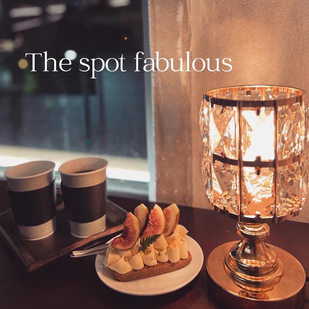 The spot fabulous 더 스팟 패뷸러스 

이름 넘 어려워 담에 못 찾아온다했던 카페 ㅎ 
이 건물은 일제시대부터 있었다던데
60년된 건물에 옛 대만사대관을 개조해서 만든 카페 
그래서 굉장히 앤틱하면서도 
또 한편으론 현대스러운 인테리어가 인상적임
샹들리에와 조명등은 완전 최애😍
한달내내 내 프사로 했을만큼 아름다웠던 더 스팟 패뷸러스 🧡

📍서울 중구 명동2길 22 1,2층
📍매일 10:00-22:30 
📍더 스팟 패뷸러스 The spot fabulous

#더스팟패뷸러스 #명동카페예쁜곳 #명동카페추천 #명동카페 #thespotfabulous #카페스타그램 #카페그램 #디저트카페 #예쁜카페