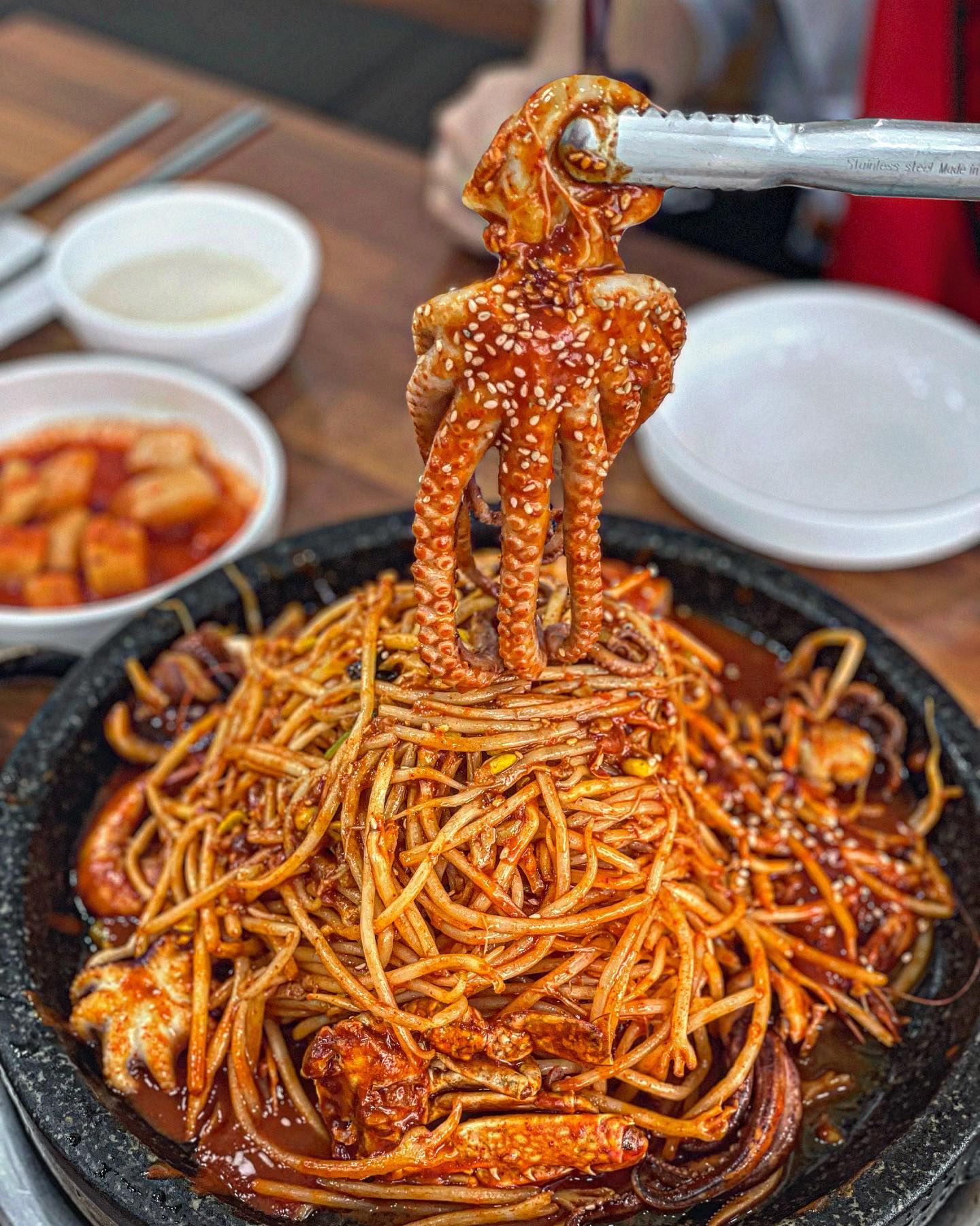 해물뼈찜의 정석, 천안 #돌솟해물뼈찜 🐙

해물찜+뼈찜을 동시에 즐길 수 있는
비오는날 잘 어울리는 천안 찐 추천맛집을 다녀왔어요🥘

찜 위에는 이불처럼 덮여있는 문어와 
오징어, 쭈꾸미,새우,꽃게 등 신선한 해산물이 있고

덩어리째 들어간 큼직한 등뼈는 
고기도 부들부들하고 살코기도 아주 푸짐했어요😆🍖

아삭아삭한 콩나물숙주와
해물과 고기를 와사비가들어간 간장소스에 같이 찍어먹으니 
술이 안들어 갈 수 없는 정말 환장의 콜라보🍺

마지막은 돌판위에서 노릇노릇 익어가는
누룽지느낌의 K-디저트 볶음밥 필수🍚

비오는날 잘 어울리는 해물뼈찜 추천드려요🌧️🥘

📍상호 : 돌솟해물뼈찜 천안점
📍주소 : 충남 천안시 동남구 먹거리8길 31
📍영업시간 : 월~일 11:00~22:00 수 휴무
📍메뉴 :  해물뼈찜 小 (38,000) 볶음밥 (2,000)

#천안맛집 #천안맛집추천 #해물찜 
#천안데이트 #천안가볼만한곳 #천안술집 #천안여행