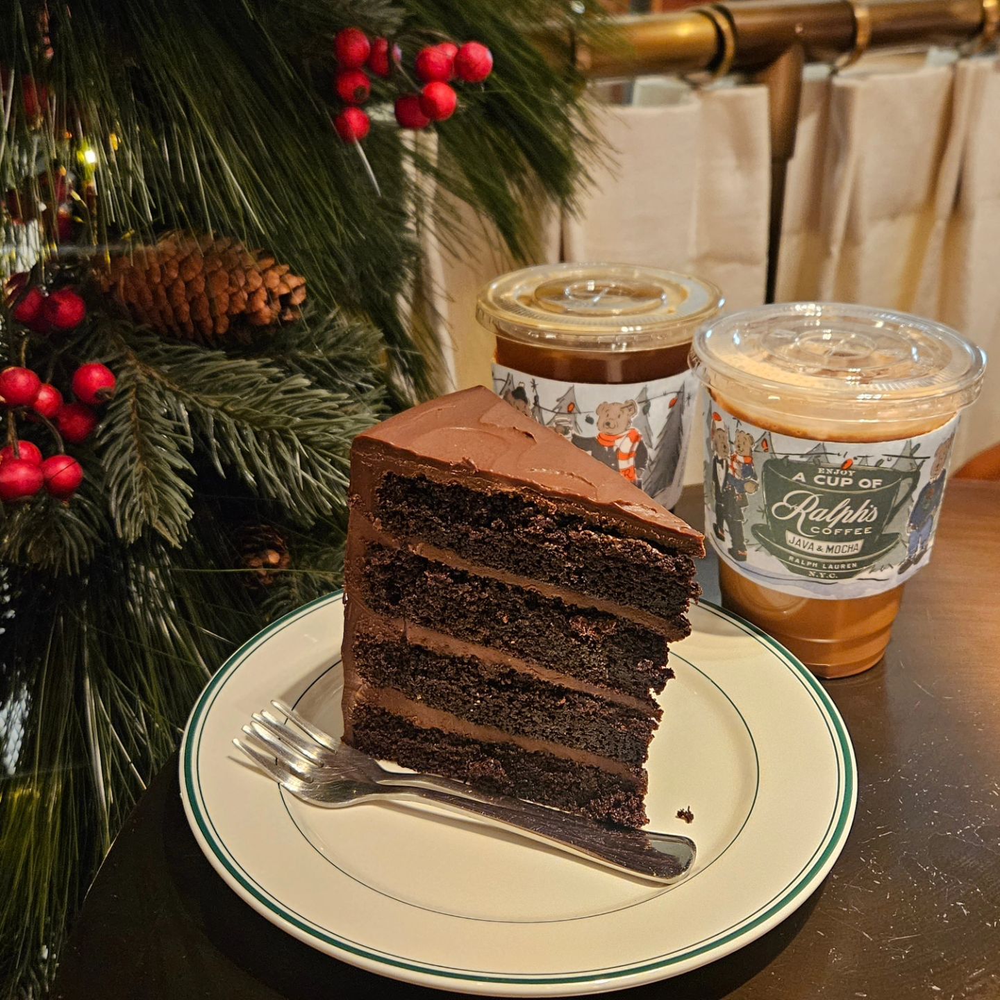 🍴

Ralph's Coffee Landmark Prince's

홍콩 랄프스커피의 두 곳 중 센트럴 지점이에요.

침사추이 하버시티의 랄프스커피는 테이크아웃만 된다길래 저는 센트럴지점으로 방문해 봤어요.

홍콩의 사람들은 신맛 나는 원두를 선호하는 편인지 어딜 가든 신맛원두더라구요. 랄프스커피역시 신맛 나는 원두였어요.
신맛 나는 원두라 커피 자체는 모카라떼가 더 맛있었어요.
초코케이크는 꾸덕꾸덕한 느낌의 브라우니 같은 식감이었고 너무 달아서 케이크 드실 분들은 아메리카노 필수 주문이에요 ! 

요즘의 홍콩은 중국어를 사용하는 분들이 더 많았는데 센트럴이라 그런가 위치 특성상 영어 쓰는 분들이 손님의 대부분이었어요. 

홍콩에서 분위기도 좋고 조용한 느낌의 카페 찾는 분들은 방문해 보시면 좋을 것 같아요.

▫ 업체주소 : Shop M12-16, M/F, Prince's Building, 10 Chater Rd, Central, 홍콩
▫ 영업시간 평일  8 : 00 - 19 : 30
▫ 영업시간 주말  10 : 00 - 19 : 00
▫ 업체번호 : +852 2325 4473