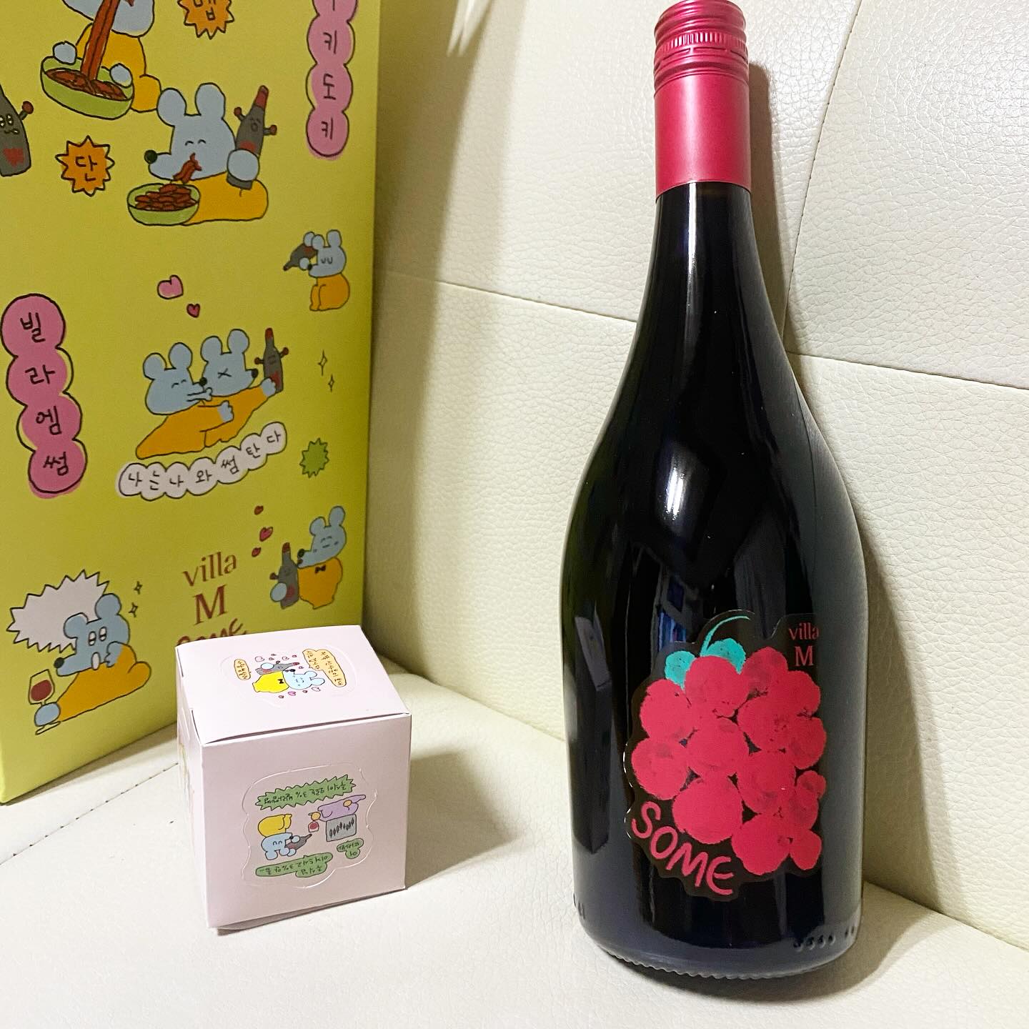 #협찬 키치한 캐릭터 좋아하는 키덜트 여기좀 보세요 🥳🥳
기분 좋게 마시기 좋은 와인 빌라엠썸과 수키도키 인스타툰이 예쁨 가득한 콜라보로 귀염뽀짝한 와인이 등장했어요

😃빌라엠 썸(𝘃𝗶𝗹𝗹𝗮 𝗠 𝘀𝗼𝗺𝗲) 뉴레이블
-맛있는 와인 출시과 함께 수키도키 작가의 짱쥐순 캐릭터가 만났어요
-키치 캐릭터가 그려진 원앤온리, 잔까지 더해진 버전 ⭐️
-브라케토 100%로 만들어져 산딸기, 장미, 플로럴 노트
-독보적인 스위트 스파클링 부드럽고 섬세한 기포로  가볍고 기분 좋게 마시기 좋은 스위트 와인이에요#스위트와인추천 #이태리와인추천 #수키도키와인 #빌라엠크루 #빌라엠 #빌라엠비앙코 #빌라엠로쏘 #빌라엠와인 #수키도키짱쥐순 #쥐순이 #인스타툰 #mbti #와인추천 #디저트와인 #인스 타캐릭터 #카카오이모티콘 
sukeydokey  your_villam  ayoungfbc