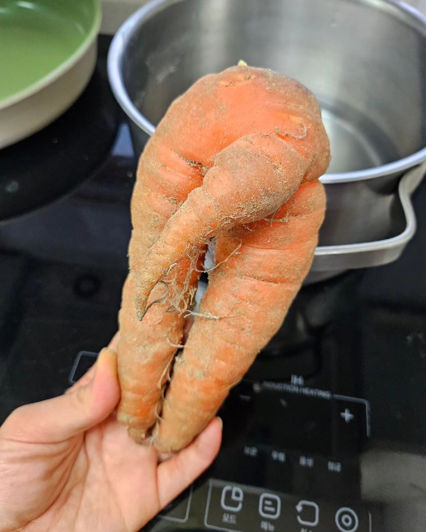 우리집에 많은데...
또 이렇게 챙겨주시다뇨?

당근1kg 공구한거 찾아왔는데
이거...성희롱이죠? 🤣
#성인지감수성충만한아줌마