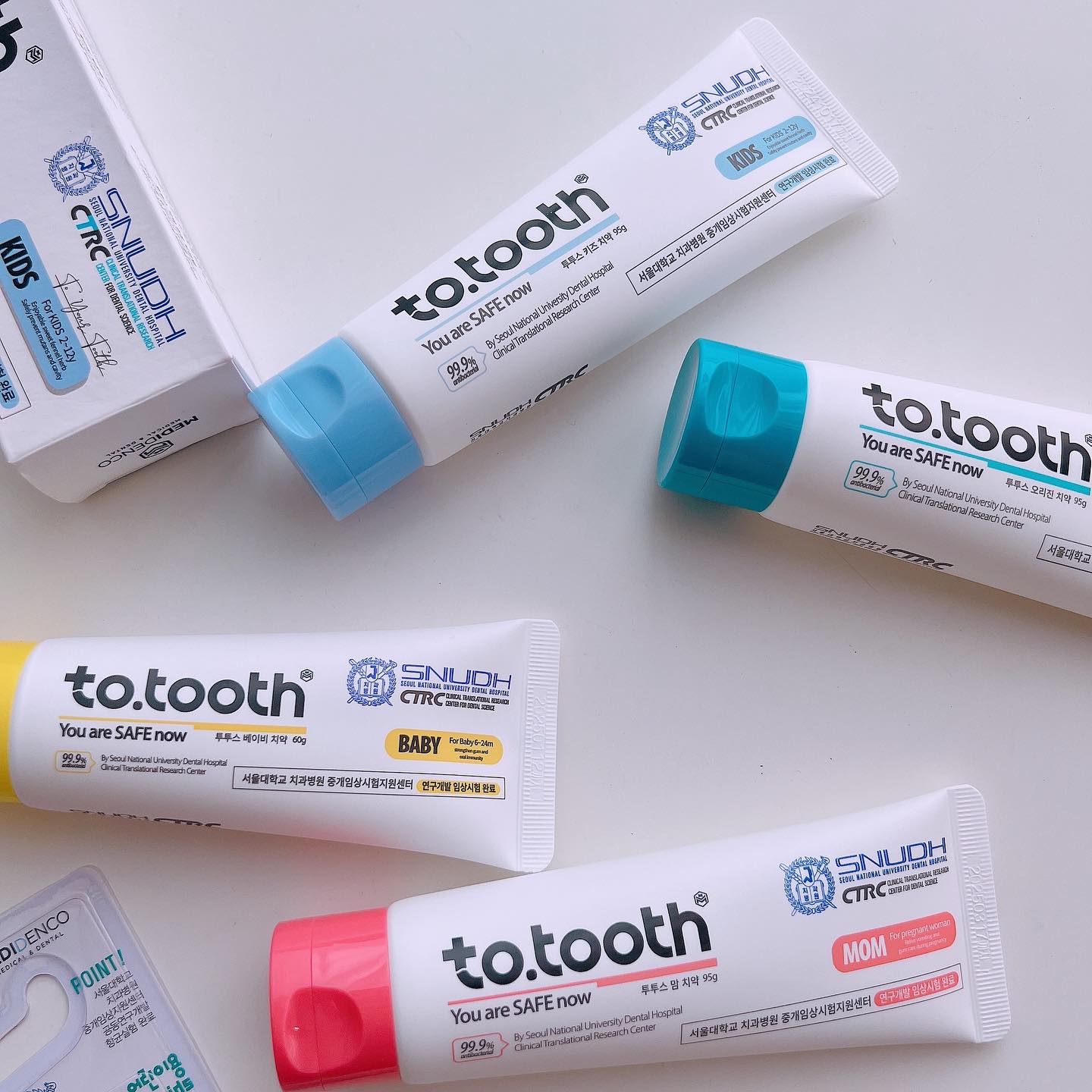 to,tooth 치약/칫솔 6차공구오픈 🦷🪥
투투스 한번 사용하신분들은 다른거 사용못하신다고
다른걸로 갈아타셨다가도 돌아오시더라구요 
그만큼 성분이나 개운함면에서 만족스러운거맞죠 

서울대 치과병원에서 만들었다고 하고
불소를 포함한 유해성분을 완전 배제한
안전한 원료로 대표충치균 뮤탄스를 99% 이상
항균 할 수 있게 개발하셨다고 해요 !
치아 관리는 어릴때부터 꼼꼼히 시작해주세요

▫️잇몸 질환을 예방하고 , 입냄새 케어
▫️자극적이지 않고 개운한 양치
▫️해로운 성분 무첨가 ‼️
▫️서울대학교 치과병원 공동연구 개발
구강세균 99% 이상 억제 확인
▫️에코서트 인증성분 첨가

👩투투스맘(임신준비부터 임산부, 수유부)
임신준비기부터 출산, 수유기까지 임산부전용치약
입덧관리 엽산함유되어있는 입덧치약 1위제품인 투투스맘
순한치약으로 임신 중 흔하게 일어나는 치은염도 예방하고
약해진 잇몸에도 자극없이 부드럽게 사용해주세요!

👶🏻투투스 베이비 (6-24개월)
이가 나기 시작하면 양치는 필수인거 아시죠
이앓이 하는 친구들에게 잇몸 마사지는 물론
순한 성분으로 되어있는 투투스베이비

👦투투스 키즈 (24개월 이상
아이들 매운맛은 정말 못하는데 달달하면
맛있는줄 알고 양치 잘하게 되잖아요 !
투투스키즈는 달달하지만 자연스러운 치약맛?
양치하고 나면 청량감은 좋대요 시원하다고
하더라구요 , 코코넛 계면활성제로 만들어져
거품이 적다는 점 !

👥투투스 오리진(초등생 - 성인)
성인제품으로 순한 민트향이에요 !
입속세균 99% 억제해준다고 하니 이건 무조건
구매각 입니다.!

많은 분들이 사용해주셨으면 해서 프로모션으로 3+1도
준비했으니 주위분들하고 함께 구매하시고 사은품챙기세유
키즈 칫솔도 함께 준비했구 헤드가 작아서 아이들이
구역질없이 사용을 잘하더라구요 🙏🪥

✅투투스 공동구매 3+1 프로모션
- 동일제품에 한하여 3개(세트) 구매시 
1개(세트) 추가 증정
(치약은 1개당, 칫솔은 1세트(2개)로 적용)

✅ 공구구성
투투스 치약(맘/오리진/키즈) 1개 9,400원
투투스 치약(맘/오리진/키즈) 2개 18,800원
투투스 치약(맘/오리진/키즈) 3개+1개 28,200원
투투스 베이비 1개 7,800원
투투스 베이비 2개 15,600원
투투스 베이비 3개+1개 23,400원
고정배송비 3,000원 / 오후2시 이전 당일배송 

✅ 프로필 아래 링크에서 구매 가능하세요

#투투스치약
#어린이집치약 #유치원치약 #패밀리치약
#무불소치약 #불소치약
#치약추천 #치약공구 
#치약혁명 #투투스베이비 #투투스공구