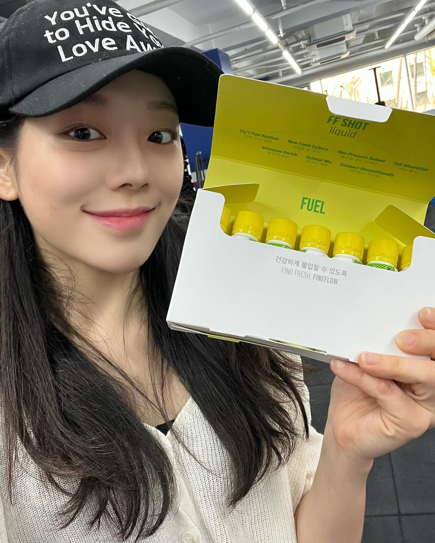 💛💚
카페인은 부담되고 에너지는 필요할때 #파인플로우그린샷 !

✨ 리얼 후기 
_  보통의 드링크샷들은 저에게 정말 강하지만 밤에 잠도 안오고 다음날 더 피곤해서 부담이 되었었는데 이 파인플로우 그린샷 드링크는 디카페인이라 부담도 안되고 각종 영양성분과 BCAA함유로 운동하고 에너지쓸 때 필요한 모든 것들이 다 함유되어있어서 정말 ‘부드럽게’ 힘을 실어주는 느낌을 받았어요!

게다가 파인애플 맛이라 이온음료에 타서 마시면 파인애플맛 이온음료가 된답니다 ..! 🍍✨

💪🏻제품 설명
- ★국가대표도 마시는 디카페인 에너지 음료로 유명한 그린샷 드링크★
- ★국내 최초 샷주스인 디카페인 에너지 음료 그린샷 드링크 한 병으로 하루종일 활력 부스팅★
- 인체에서 최적의 활력 시너지를 내는 영양 배합 레시피 (3:2의 최적배합)
: 아르기닌 3,000mg 함유
: 타우린 2,000mg 함유
- 카페인 제로가 특징으로, 무리하게 내일의 체력을 끌어 쓰지 않고 타우린 함유로 24시간 자체 활력 풀충전
- 비타민B,C,D,E / 아연 / 나이아신 / 셀레늄 / 엽산 / 마카 / 비오틴 / BCAA 부원료 함유로 1일 필요 영양성분 보충 가능
- 상큼한 파인애플향으로 거부감 없이 남녀노소 누구나 1일 1병 맛있게 섭취 가능

💡마시는 꿀팁!
- 포카리나 이온 음료에 섞어 마시면 피로회복 뿐만 아니라 수분 충전까지 할 수 있다는 점!
- 공복에 섭취시 속이 쓰릴 수 있어 희석해서 복용하시거나 간단하게 섭취 후 복용하시는 걸 추천드립니다!

저처럼 부담없이 에너지 드링크샷을 즐기고 싶으신 분들께 강력 추천드립니다,,! 🥹👍🏻

#파인플로우 #에너지드링크 #그린샷드링크 #디카페인에너지드링크 #액상아르기닌 #에너지드링크추천 #디카페인에너지샷 #디카페인에너지음료 #파인플로우샷