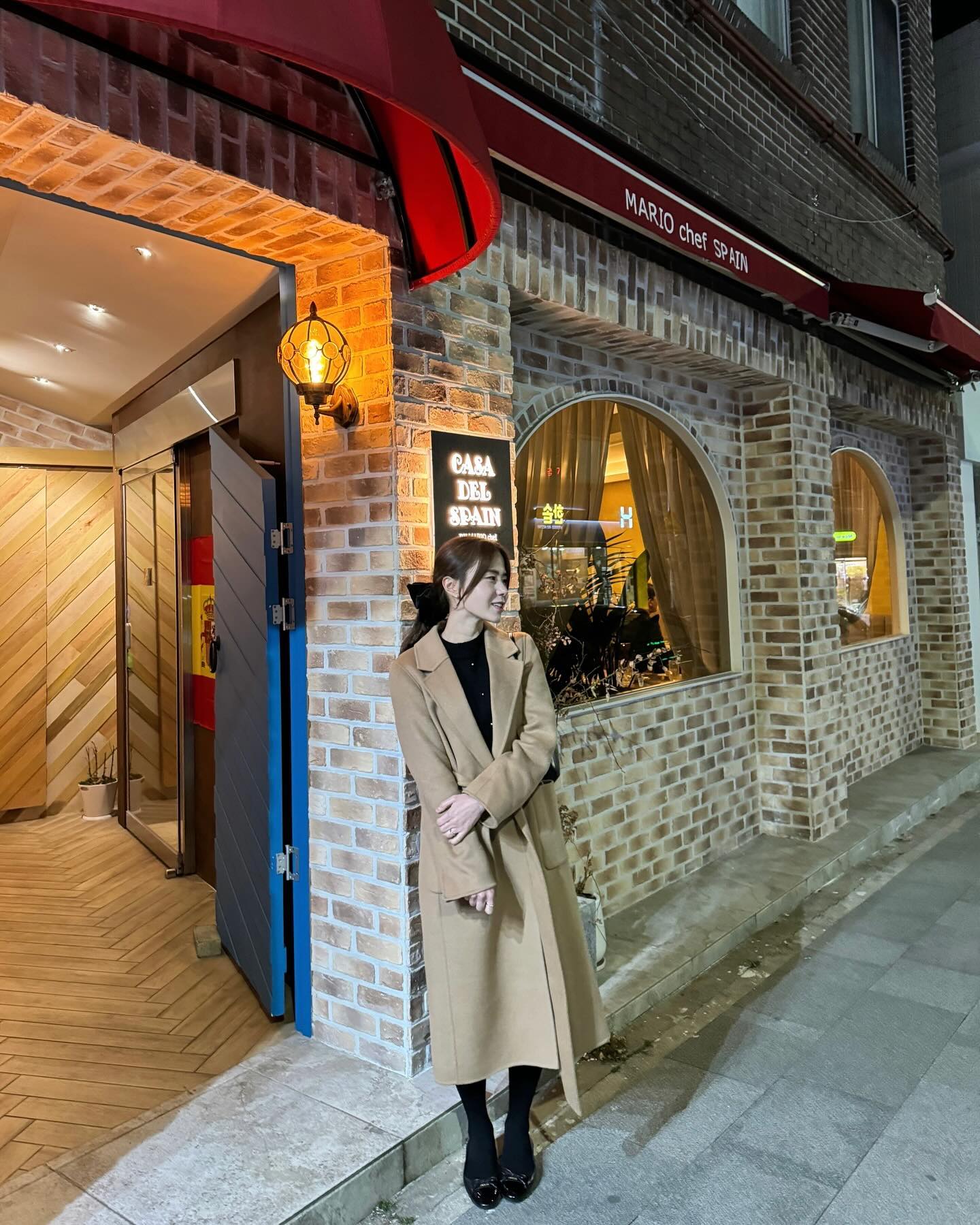 .
양림동 까사델스페인 🇪🇸
(광주 남구 제중로 40-1)

오늘은 남편이랑 저녁 식사를 위해 양림동에 위치한 
까사델스페인 레스토랑에 다녀왔어요 🥰

까사델스페인은 광주 최초, 정통 스페인 코스요리를 운영하는 
이색적인 레스토랑이에요!

특히, 양림동에서 유명하신 마리오셰프님이 작년에 
새로 오픈한 곳이라고해서 더더욱 기대되었는데요!

우선 레스토랑 분위기가 스페인 가정집?을 연상시키는
매우 코지한 분위기에욥 ^^(둘다 스페인 가본적 없음 ㅎ)

저희는 A코스릍 주문해서 배부르게 먹었네요☺️

A코스(1인 35,000원)
오늘의 핀쵸
오늘의 타파스
셰프추천 파스타/빠에야 택1
이베리코스테이크 
디저트
3.5(1인)

(사진은 편의상 메인 메뉴인, 
빠에야-이베리코스테이크-핀쵸-타파스-디저트 순으로 나열했으니 참고바래요! 🙂)

소통하는 레스토랑이라고 들었는데, 셰프님께서 메뉴가 나올때마다 메뉴에 대한 설명을 곁들여주시고 스페인 문화에 대해서도 
이야기 해주십니당!^^ 
그래서 더욱 즐겁게 음식을 음미 할수 있더라구욥😍

그리고 스페인 요리는 처음이었는데, 
크게 낯설지 않고 입맛에 잘 맞았어요! 
셰프님께서 메뉴 하나하나 정성을 쏟으셔서 그런것같아요 ㅎㅎ

특히, 도토리만 먹고 자란 포크로 만든 이베리코 스테이크가 맛있었어용 ㅎㅎ🐖🐖🐖

후.... 이 맛있는 음식들에 와인을 같이 먹었어어했는데 둘다 차를 가져와서 ^^.... 그게 제일 아쉬웠네요
다음에는 술 한잔하러 갈까봐요🥂🇪🇸ㅋㅋㅋ

광주 이색 맛집 ! 까사델 스페인 레스토랑에서
이번 주말, 데이트 어떠세요 🥰🥰🥰 

 #광주맛집 #양림동맛집 #광주이색식당 #광주데이트 #까사델스페인#광주최초정통스페인레스토랑 #스페인코스요리 #와인 #마리오셰프 #광주맛집추천

이 글은 리뷰노트를 통하여 본 업체에서 제품 또는 서비스를 제공받아 작성된 글 입니다.
