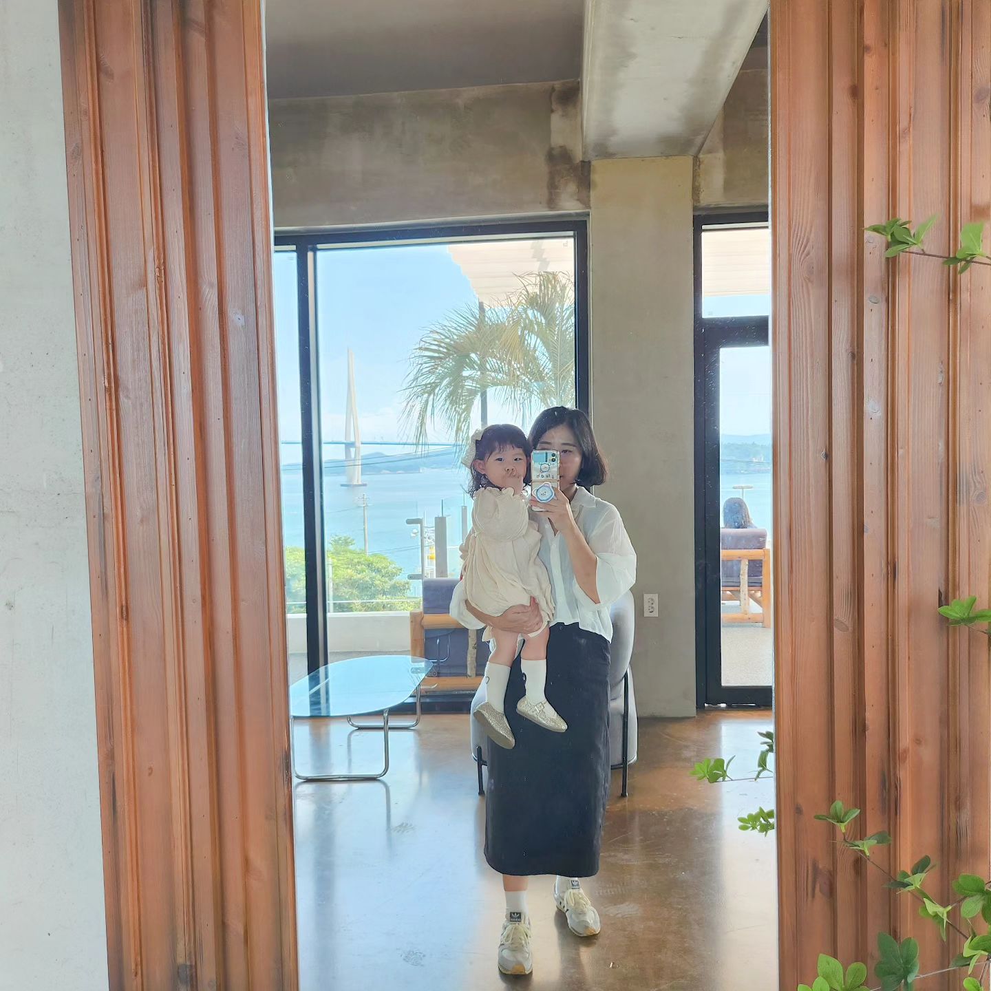 이번에 조금 아프면서 살이 빠진듯한 우리아가🥹
그래도 오동통볼이랑 허벅지는 아직도 만지는 맛이 있네ㅎㅎ
초기에는 편한옷 바지에 티 간단하게 입겠다고 옷 투정하더니
이제는 원피스보면 공주옷이라고 반짝반짝 구두신는다고 난리
엄마가 그래도 캐릭터 원피스는 못사주겠어..구두는봐줄께ㅎㅎ