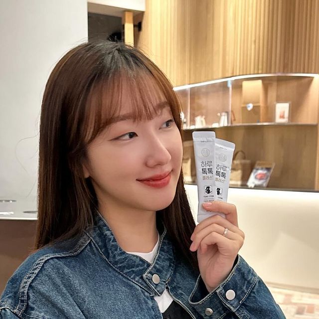 주으니 | 패션 on Instagram: "#협찬 @il_baek 평범한 콜라겐 젤리는놉-! 알로에 콜라겐 젤리로 맛있게 권장 섭취량을 채워요 🤍 하루톡톡+알로에 콜라겐 젤리 스틱은 남해군 노지에서 재배되는 사