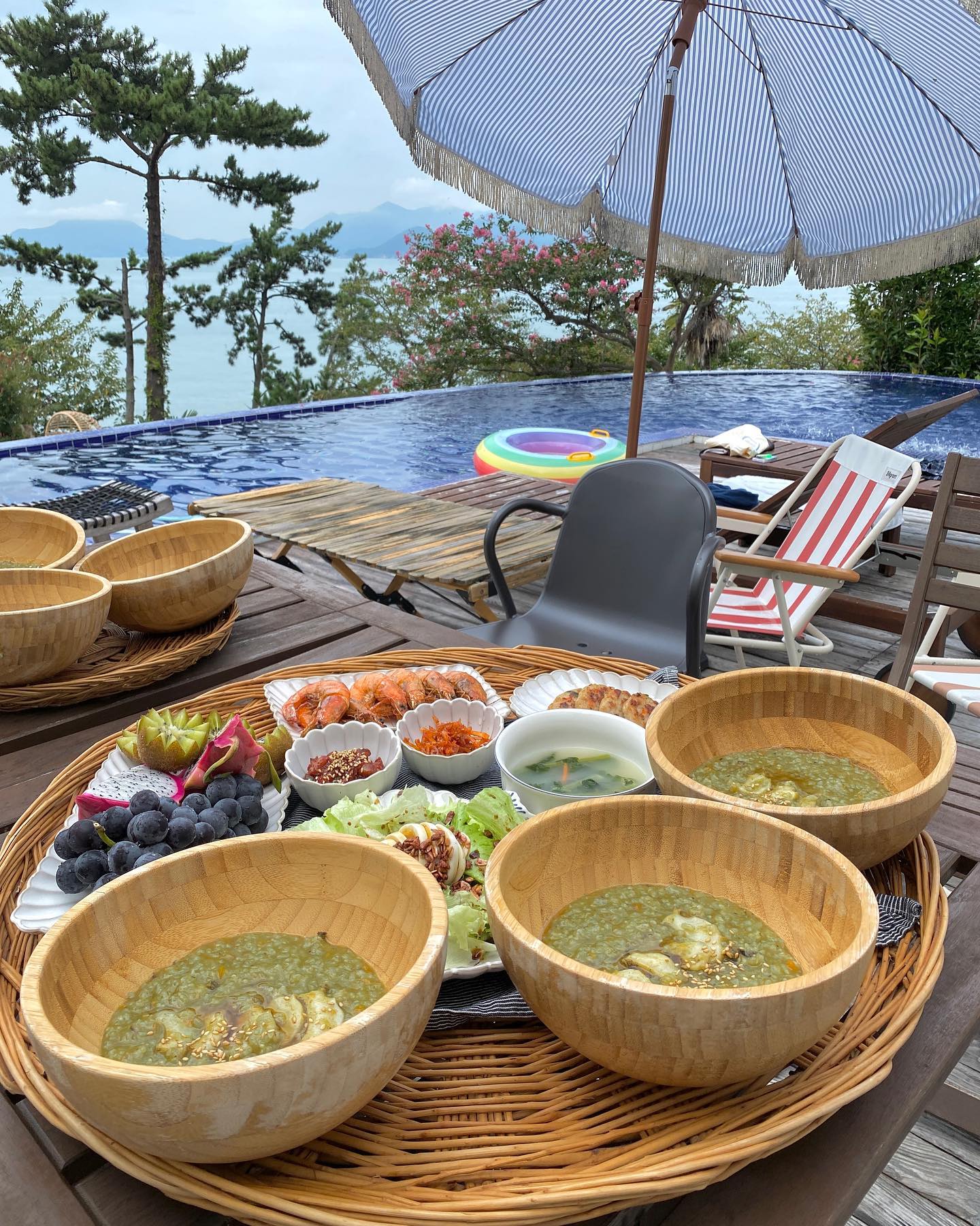 완벽한 조식도 사장님의 와인 서비스도 바베큐도 다 너무 맛있었다🥹
#남해여행 
#가족여행