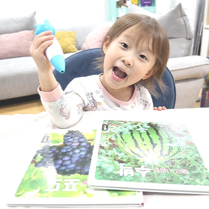 #제품협찬 #블루래빗자연관찰
아이가 좋아하는 #자연관찰전집 
bluerabbit_official_korea 

봄봄이가 좋아하는 책읽기 시간~
이번주에는 과일 채소 카테고리 책에서 책을 골라서 읽어 보았답니다.

☑새콤달콤 딸기
☑달고 시원한 수박
☑동글동글 사과
☑송알송알 포도
☑토실토실 토마토
☑탱글탱글 귤
☑파릇파릇 배추
☑주렁주렁 감자

책 제목까지도 노래처럼 재미있는 블루래빗 생생자연관찰인데요.

토끼펜으로 눌러서 책을 읽고 듣는 것 뿐 아니라 손가락으로 문질러서 향기를 맡아보기도 하고, 투명필름을 넘겨 과일안을 들여다보기도 하고 플랩북으로 들쳐보는 등 오감뿜뿜 책이랍니다~

생생하면서도 디테일한 사진과 그림을 통해서 생태와 자연을 배울 수 있지요.

책 다 읽고 나면 워크북으로 또한번 더 반복해서 놀이처럼 스티커도 붙이고, 미로찾기도 하고, 색칠공부도 하고 이번에는 아이가 좋아하는 수박 그림을 잘라서 자기만의 플랩북을 만들어보았어요~

너무나 즐거워라 하지요?
자연관찰 본책부터 워크북 활동북까지 있어서 독후활동까지 가능한 유아전집이라서 정말 더더욱 강추하고 싶어요!

#유아전집 #4세유아전집 #5세유아전집 #블루래빗자연관찰전집 #생생자연관찰 #블루래빗생생자연관찰 #자연관찰책 #독후활동 #워크북 #책육아 #책과친해지기 #참잘했어요