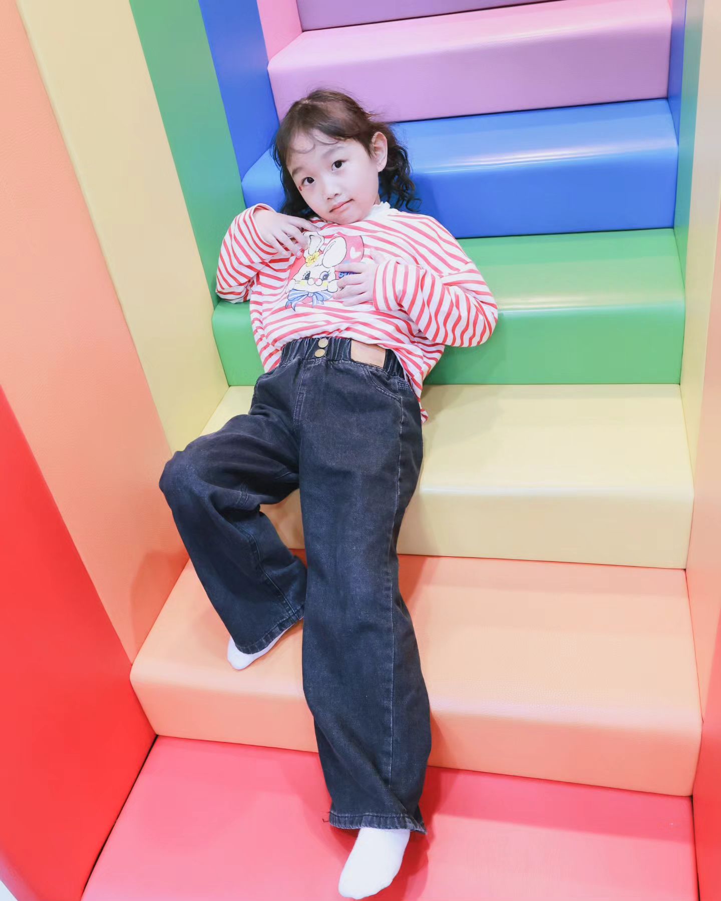 #협찬 이지만 인스타 의무 없음

와이드 일자청바지에는 어떤 상의를 매치해도 예쁘죠~ 
조금 더 멋스럽게 입고 싶다면 넉넉한 품의 셔츠 앞쪽만 바지 안쪽으로 쏙! 뒷부분은 밖으로 내놓는게 포인트

핑크별의 주니어 와이드 일자 청바지는 
✔️ 허리밴딩으로 아이들이 입고 벗기 쉽고 
✔️ 허리밴딩이 넓어서 밴드 꼬임이 없어요. 
✔️ 밑위가 길어서 활동성이 많은 아이들도 편하게 입고, 
✔️ 앞 단추 포인트로 버클형 청바지 느낌이라 초등학교 저학년 아이들도 입히기 딱 좋음! 

중청, 흑청의 두가지 색상이 있는데 
우리 만세가 입은건 흑청이랍니다.

적당한 두께로 봄, 가을은 물론 
한여름을 제외한 여름에도 입을 수 있고요. 
안에 내의를 입어주면 초겨울도 가능! 
 
흰티, 맨투맨, 품이 넉넉한 셔츠, 자켓 
어떤 것이든 잘 어울려서 만족한 아이템 

#핑크별 #주니어청바지 #주니어옷 #여아청바지 #여아바지 #초등여아바지 #주니어바지 #어린이청바지 #초등학생청바지 #초등여아청바지 #초등학생옷 #일자청바지 #초등여아옷