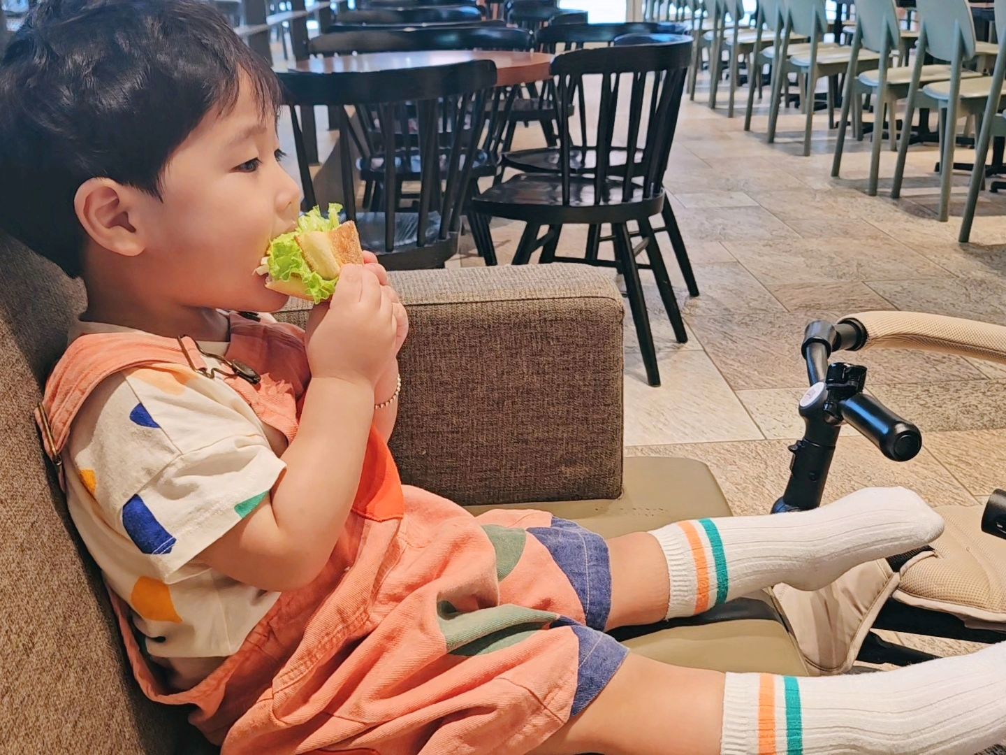 오늘 엄마랑 풀 스케줄 호감🧡
병원 가서 크림 처방 🏥
어린이집 서류 제출 📃
우리가족 옷, 신발 쇼핑 🛍 
쇼핑 후 점심 🍔 
미아방지 지문 등록 👮🏻‍♂️🚓
배코 간식 사러 가기 🐶 
목욕하면서 물고기 잡기 🐟 

엄마는 오늘도 불태우고 있어 😵