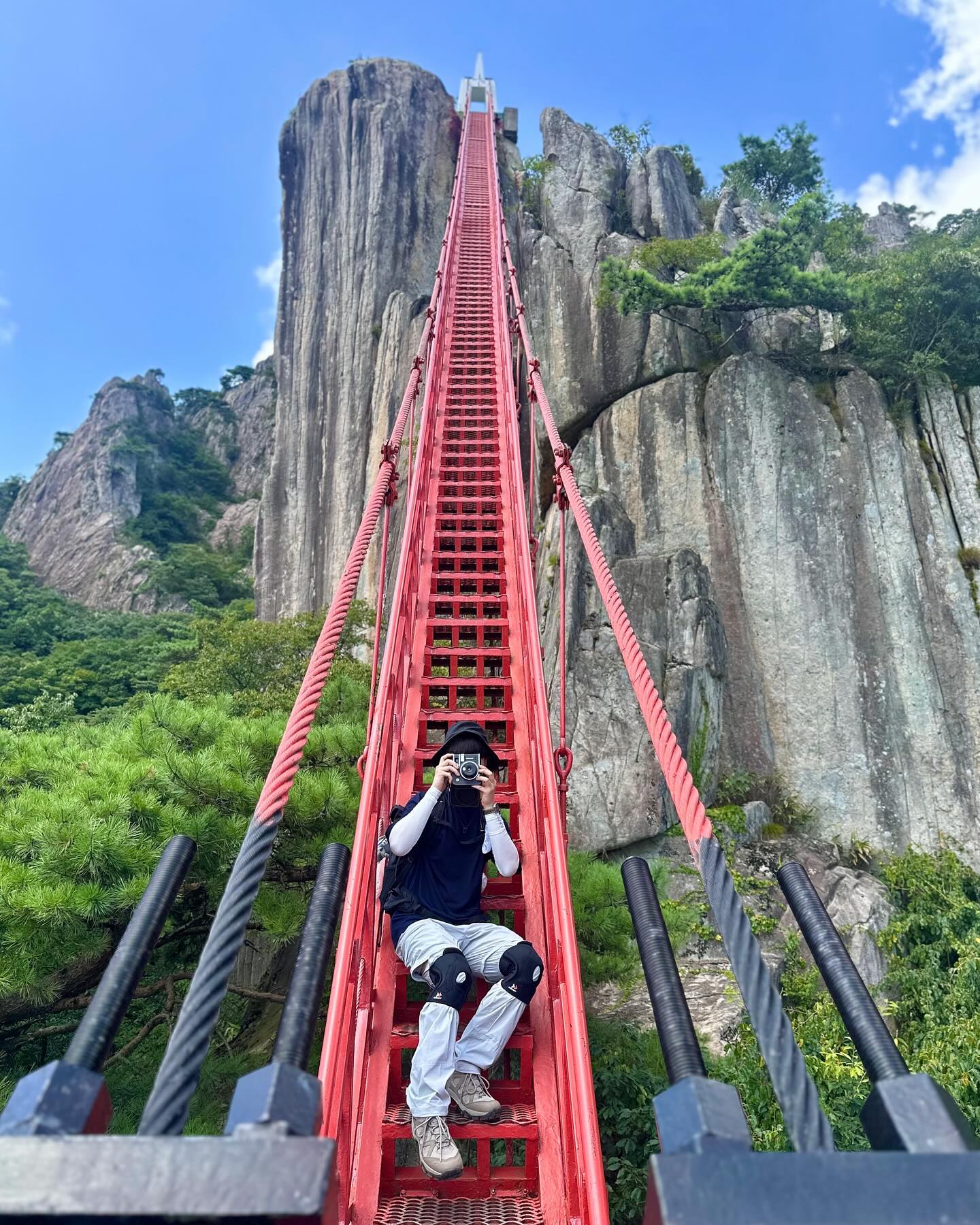 #대둔산 

⛰️
오랜만에 새로운 100대 명산!

약 6분가량 케이블카를 타고 구름다리 부근까지 올라가서 시작하는 코스로, 초보자도 어렵지 않게 다녀올 수 있다. 

날이 매우 더웠는데 길지 않은 코스여서 부담 없이 다녀올 수 있었다!

더워서 그런가 사람이 없어서, 대둔산의 트레이드마크 삼선계단을 여유 있게 다녀올 수 있어서 좋았다!

가는 길에 표지판에 도마뱀 그림이 많아서 대둔산에 도마뱀이 유명한가? 했는데 진짜 도마뱀도 봤다 ㅋ🦎

하산 후 주차장 옆에 있는 연꽃메밀막국수에서 막국수 & 전병!

날씨도 산행도 사람도 너무 좋았다 👍

🥾
이번 산행은 캠프라인 산티아고 로우와 함께 했다. 
제대로 된 등산에서 신어본 것은 처음인데,
접지도 좋고 발도 편해서 좋았음!

🧦
양말은 디어트레일 제품을 착용했다!
발 앞꿈치, 뒤꿈치에는 메리노울 쿠션으로 되어 있고 나머지는 쿨소재로 되어 있어서, 산행 시 편하면서도 쾌적했다!
러닝 할 때 신어도 편할 듯! 👍

🦵
무릎 보호대는 잠스트 제품을 착용했다!
요즘 운동하면서 무릎이 정말 중요하다는 것을 매번 느낀다,,
등산 갈 때 무릎 보호대는 필수로 착용하는데, 잠스트 제품이 전체적으로 무릎을 잘 보호해 줘서 벌써 2번째 구매해서 사용하고 있다!
무릎 보호대 중, 가장 마음에 들었던 제품!
모두 무릎 소중히 사용하시고 오래오래 건강한 산행했으면 좋겠습니다!

⛰️
- 코스:  대둔산 케이블카 -> 구름다리 -> 삼선계단(우회 가능) -> 마천대(정상) -> 원점회귀
- 시간: 1시간 50분(케이블카 제외, 사진 시간 아주 넉넉히 포함)
- 난이도: 중하

#잠스트그램 #등산무릎보호대 #디어트레일 #deertrail #캠프라인 #campline #산티아고 #막국수 #산춘기 #sanchungi #등산 #등산스타그램 #등린이 #산스타그램 #산린이 #hiking #登山 #반달이 #연꽃메밀막국수