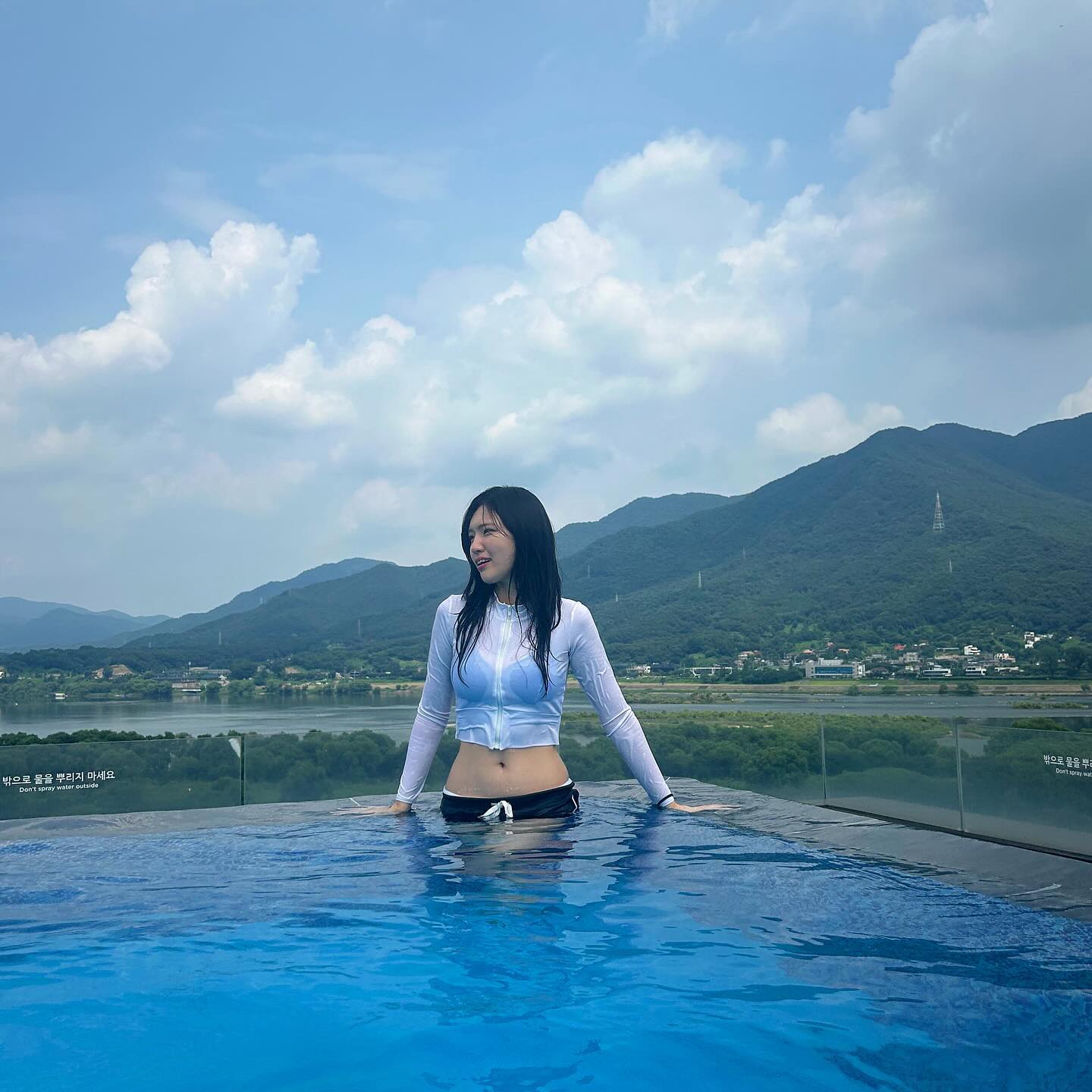 인피니티풀에서 수경끼고 노는 사람🤿🏊‍♀️🤍🌊