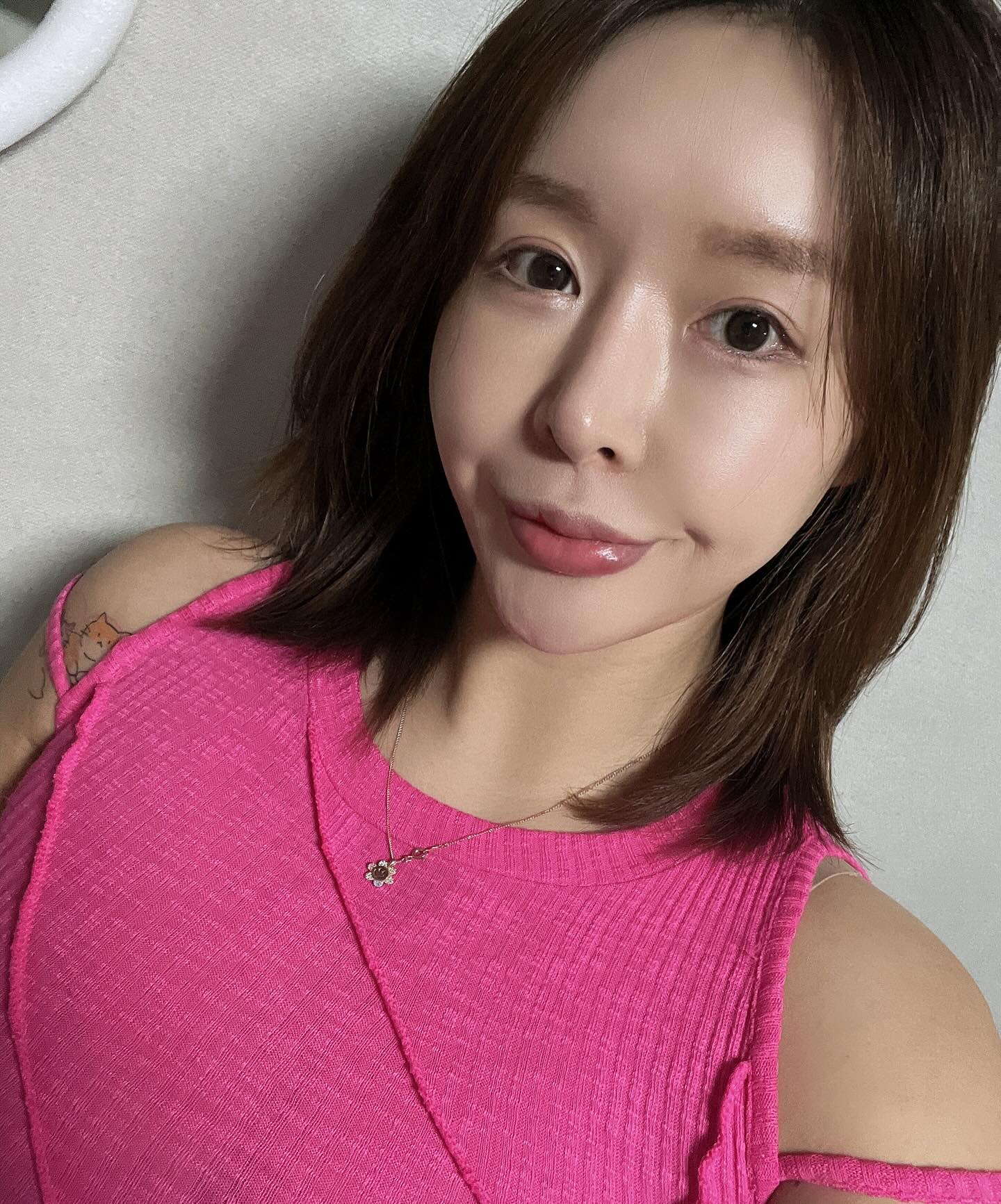 - #협찬  하지만 찐으로 유명한 시술 / 병원 공유 🤍

저처럼 눈밑 ㅈ ㅣ방 볼륨이 나이들수록 적어지고 불균형 
ㅎ ㅐ지는 분들 있으시죠?🥹
거기다 얇고 예민한 위치라서 색도 다크써클처럼
푸르댕댕 ㅎ ㅐ서 화장이나 컨실러로 가리시는 분 ?🙋🏽‍♀️🙋🏽‍♀️

저는 예전에 앱으로 대충 서칭해서 간단하게만 생각하고
그냥 단지 이벤트 하는 곳 가서 눈밑지방재배치 수술을 받고
효과를 보지 못해서 그냥 몇년 후에 필러를 넣었는데
얇은 피부 부위이기도 하고 예쁘게 필러가 들어가지 않아

오히려 더 어둡게 보이고 부자연스러운 느낌이었는데

좋은 기회로 진짜 눈밑지로 유명하시고 필러 잘하시는
원댱님께 받을 수 있게 되어 넘 만족중이에요! 😉

솔직히 협찬이라도 선생님의 실력에 따라
간단한 시술도 엄청난 차이가 난다고 생각하기 때문에
저는 믿을 수 있는 곳들 그리고 원쟝님 이력과 실제 시술
고객분들 후기들을 엄청 찾아보고 결정해욤! 🙂

일단은 추천하는 ㅇ ㅣ유!! 

✔️위치도 아주 중요한데 신사역 가로수길 위치 📍
✔️병원이 넓고 쾌적하고 편한 느낌을 주는 인테리어
✔️대표 1인 원장님이 메인 상담부터 시술까지 꼼꼼하게
맡아주셔서 신뢰 1000000%
✔️눈밑지 시술 및 필러 시술로 유명하심 📍
✔️경험으로 인한 아주 개인적인 얘기지만 
마취크림이 진짜 딴 병원들과 다르게 효과가 너무 좋아서
직접 원장님께 여쭤보니 비싼걸 써서 그런거라고 하심!
(사실 얼굴에 놓는 주사들 ,,전 보톡스도 아픈데,, 마취크림이
정말 통증을 엄청나게 줄여줘서 아프지 않았음!!)
✔️필러를 놓고 바로 예쁘게 디자인을 잡아주시는 실력이
확실히 다르셨고 손도 엄청 빠르셨고 아주 꼼꼼!
✔️현재 다양하고 인기가 많은 시술들을 아주 합리적인
가격으로 진행중이라 완전 추천드려요!

🫶🏾찐으로 .. 앞으로 필러나 보톡스 이런 시술들은 앞으로
꼭 여기 원장님께 가려구요! 🙂🙂

다들 다같이 예뻐지자구요..🤍 솔직하게 공유하기 넘 조아..

#나를의원 
#성형외과 
#눈밑지방재배치 
#다크써클 
#다크써클필러 
#시술후기 
#필러잘하는곳
