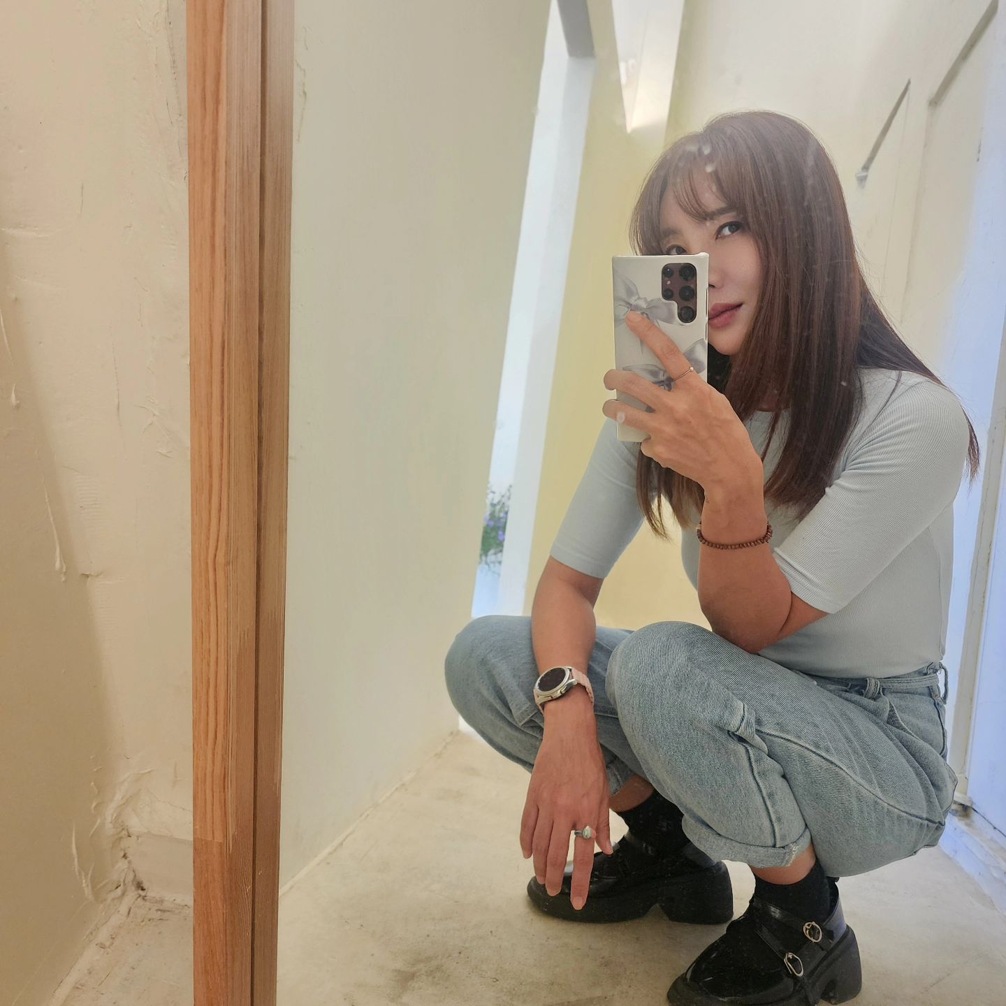오랜만 거셀 🩵 화장에 힘좀 줌
도자기 우정반지 💍 깜찍하니 예쁘다
깨지지 않게...

거울 좀 닦아주세여