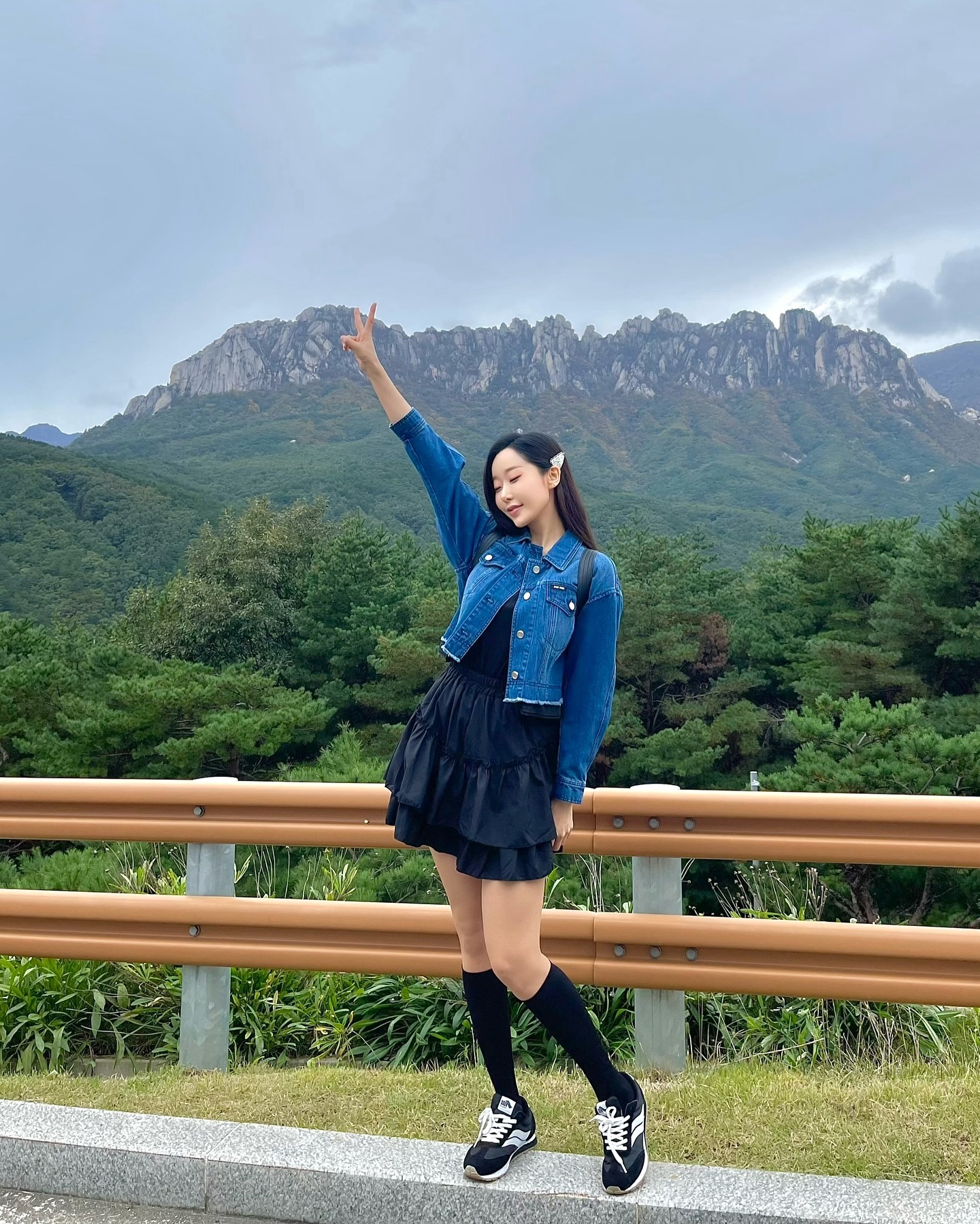 이번 가을여행 코디는 케네스레이디 청자켓을 활용해봤어~
신축성이 좋아서 활동하기 편하구 길이가 짤막해서 활용도 굿👍
바이린샵 bylynn.shop 에서 구매 가능해! 

kenneth_lady #바이린샵 #케네스레이디 #장다아패션 #여름신상 #하객룩 #로맨틱룩 #직장인룩 #원피스코디 #트위드자켓 #데이트룩