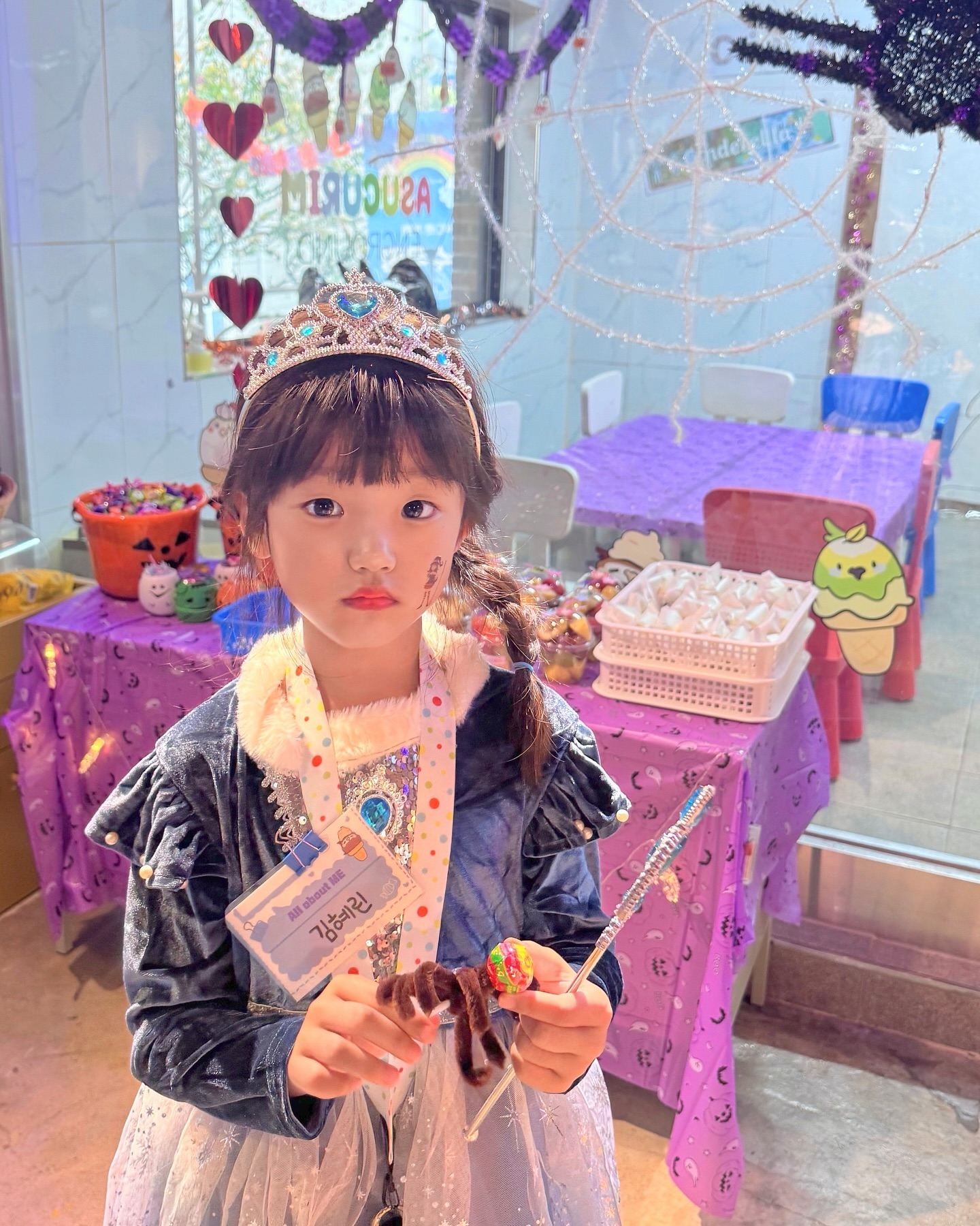 #장소제공 x #아수쿠림 
asucurim_enground 

할로윈데이파티
예쁜 엘사로 변신하여 공주친구들과 함께
원어민 선생님들과 영어로 미술놀이할수있는 아수쿠림에서
제대로 할로윈 즐기고왔어요

텐션좋고 친절한 선생님들과 미술놀이하니 처음에 얼어있던
혜린이도 금방 적응 완료!

구두디자이너도 되어보고 할로윈마차도 꾸며보고
구두찾기놀이도 해보고 신데렐라 치마도 꾸며주고

틈틈이 영어단어도 설명해주고 발화타임도 있으니
영어도 머리에 쏙쏙 들어오더라구요

사진10장으로 너무 부족한곳이예요🎃🤎

부산 대연동 아수쿠림 
부산 남구 진남로 141-5 1층 asucurim

#부산아이와가볼만한곳 #할로윈파티 #할로윈데이