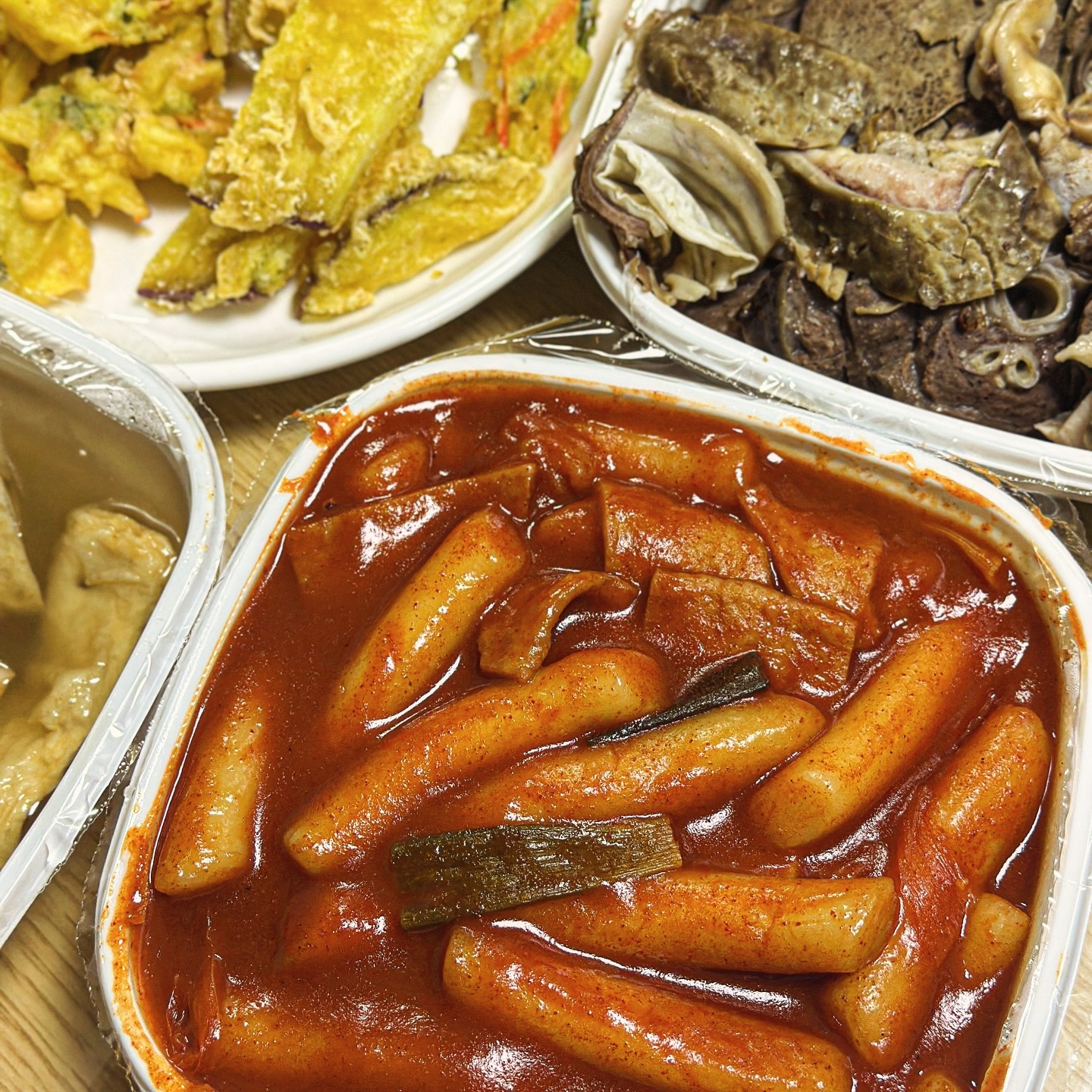 실패없는 수진역 분식맛집 #떡볶이당 🍙

가끔 생각날 때, 딱히 먹고 싶은 게 없을 때
딱 먹기 좋은 분식, 떡튀순 ✨

수진역 지하상가 전체 문 닫는 날인데
여기는 다행히 열고 있더라. 심지어 홀 만석!

떡볶이는 그냥 쫀득한 동네시장 떡볶이!
난 순대랑 튀김이 진짜 취향이더라.

순대 내장 많이 달라하니 진짜 푸짐히 주심.
근데 냄새도 1도 안 나고 간, 허파가 너무 부드러워..
순대 내장은 이제 여기로 정착한다 😵

튀김도 포장 전에 잠깐 튀겨주셔서
바삭함이 살아있고, 종류도 참 다양하다.
이렇게 시키는데도 만 원대라니.. 😙

분식 실패 없는 수진역 떡볶이당 추천.
직원분들도 무척 친절하심
#수진역맛집 #수진역지하상가맛집 으로 추천

📍떡볶이당
경기 성남시 중원구 산성대로 204-5 F동 마열 13호

💳
떡볶이 4,500
순대 4,500
고급어묵 1,500
튀김 5개 4,500