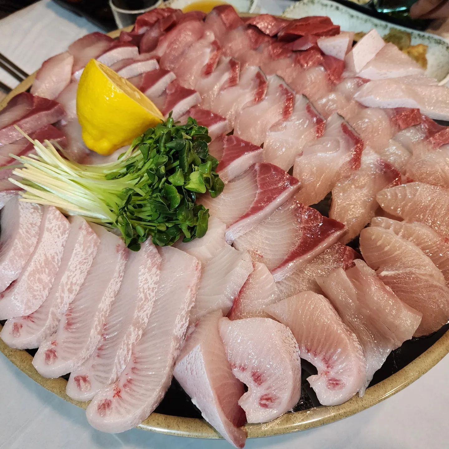 .
#즐거우면된거다
사람사는게 다 똑같지
내맘과 같다고..
같아야된다고 생각하면 안되지...

함께 있을때 즐겁고
무슨 말을 하던지 웃을 수 있다면
그걸로 된거죠.

오늘 이시간이 즐거웠고, 
앞으로도 즐거웁길 바라며
이 시간이 헛되지 않기를...
.
.
.
#맛있는시간 #재밌는시간 #직장생활
#워킹맘 #춘천맛집 #직장내즐거움
#즐거움찾기 #신나는시간 #웃자