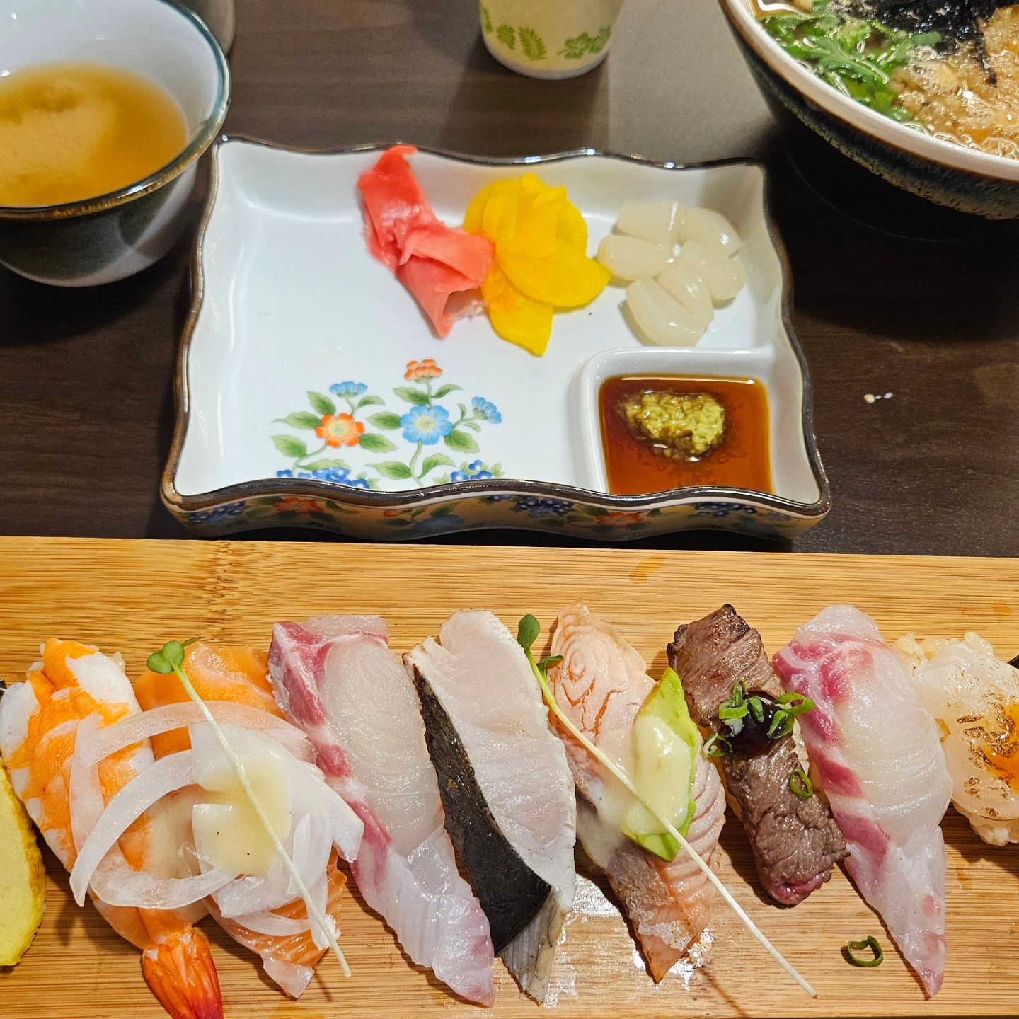 여주초밥 🍣 

히레스시 

모듬초밥, 알밥, 사케동, 우동

오션월드 방문후 여주들려 초밥냠냠😃

맛도리 😆 우동도 맛났음!

추천

#여주초밥
#초밥
#히레스시

#먹스타그램

#푸드스타그램 #존맛탱 #맛있다 #먹팔맞팔 #먹방 #맛스타그램 #맛집스타그램 #맛집탐방 #비주얼깡패 #음식스타그램 #핵존맛 #맛집추천 #먹방 #먹스타 #먹팔 #먹팔선팔
