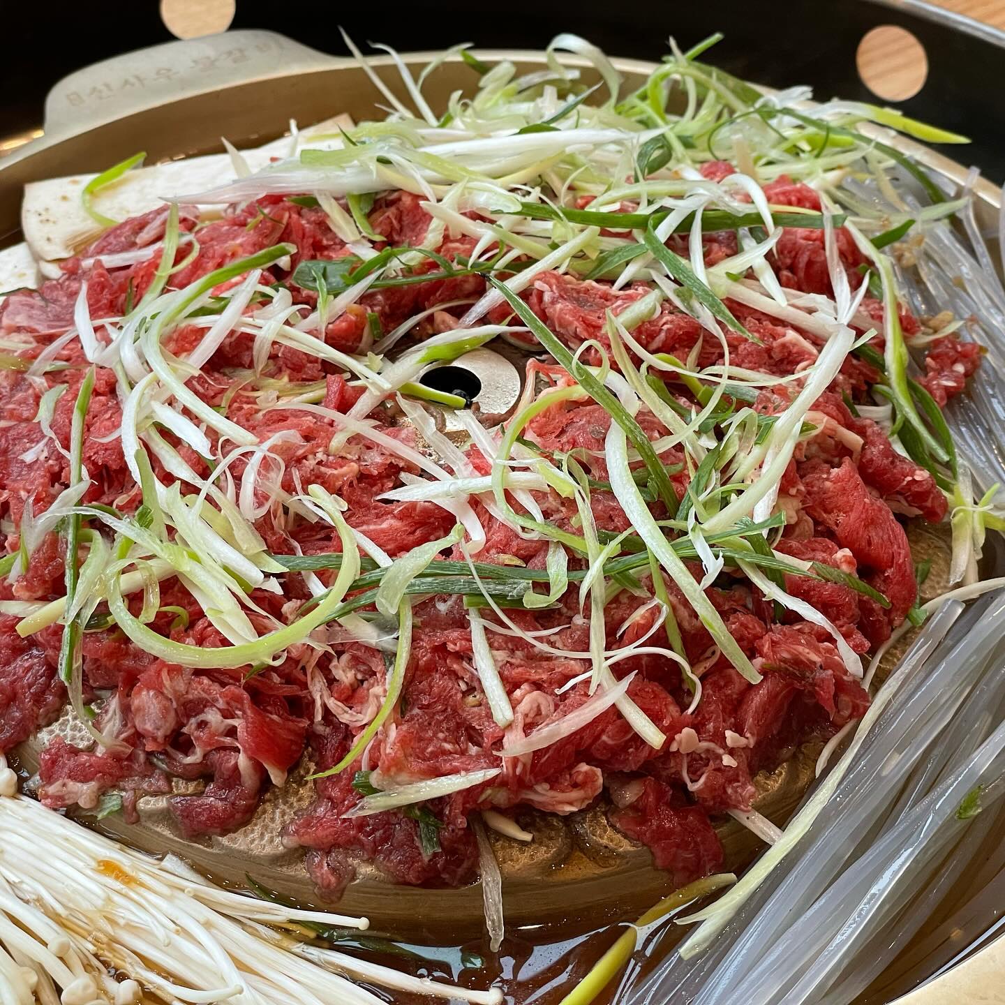신사우 물갈비 시흥은계맛집

인테리어와 맛 모두 합격인
불고기 찐 맛집

유쾌한 불고기 시키면
육회가 서비스로 나옵니다.

주문 즉시 고기를 육절기로 썰어서
신선함과 고기 퀄이 좋습니다.

참고로 밥은 별도 1,000원
햅쌀로 시골 할머니가
지어주신 밥처럼 맛있어요

밥, 인테리어 불고기 원티어 합격!

#협찬 #시흥맛집 #시흥은계지구맛집
#시흥불고기 #시흥고기집 #은계지구식당