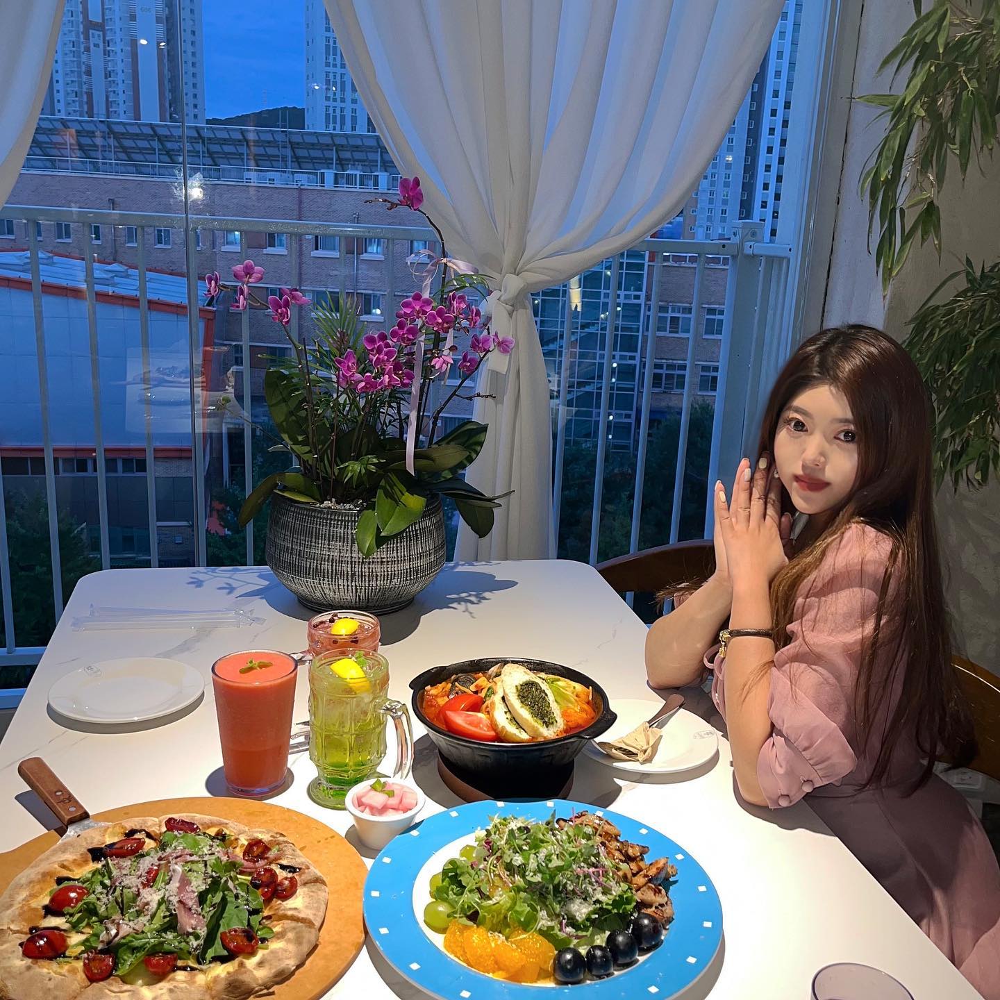#카페국립공원
#협찬

우리동네에 이런 핫한 대형카페가 있다!?

민락2지구에 신상카페가 들어온거 알고계셨나요,,!! 주차공간도 널널하니 너무 잘 준비되어있고 바로앞에 버스정류장도있어 대중교통까지 편하게 방문하기 좋고 매일저녁 가수분께서 라이브로 노래까지,,!!

트레이드마크인 대나무가 잔뜩 심겨져있는 대나무숲 5층 예쁜계단을 을지나 무대와 캠핑존 6층을 벽화계단도 거쳐 7층 루프탑까지 진짜 곳곳에 가는곳마다 모조리 다 포토존,,!! 심지어 화장실까지 이렇게 예쁠수있나,, 저도 화장실전신거울앞을 그냥 못지나치고,,! 어디서 찍든 다 너무 예쁘자나,,🤍 

카페인데 음식까지 이렇게 맛있을 수가있나요,,🤍
낮에는 브런치와 커피 한잔 하기 너무좋고
저녁엔 라이브 공연을 보며 맛있는 음식들을 시켜 하이볼한잔,,! 🥂
제가 시킨메뉴는요
-국립공원 프로슈토피자
-국립공원빼쉐(파스타)
-샐러드 
-히비스커스히이볼, 얼그레이하이볼
-오늘의음료 (토마토주스)

커피와 술이 함께 판매되는점이 술좋아하는 저에겐 너무 메리트 있었어요!! 술안먹는 친구가있어도 함께가기 너무좋고 운전해야해서 술못먹어도 전혀 아쉽지가 않고 술안주며 메뉴들 음료들도 종류가 너무 다양합니다

베이커리 류들도 종류가 많고 디저트가 너무 맛있어서 빵좋아히시는분들께도 강추~!!🤍🤍

아침 9:30분 ~ 밤 11:00까지 긴 영업시간으로 늘퇴근이 늦은 저도 언제나 편하게 갈수있는곳이에요!!🤍🤍

매일저녁 7:30분 가수 “진수” 님 께서 라이브 공연을하시고
제가 갔던날은 가수 ”이규석“님 (기차와소나무) 라이브 공연을 보고왔어요!!

10월 15일 5시에는 가수 “김충훈”님 (별그대 김수현 배우 친부) 라이브 공연이 있을 예정이니 시간되시는 분들은 놀러 다녀오세요~!☺️☺️
