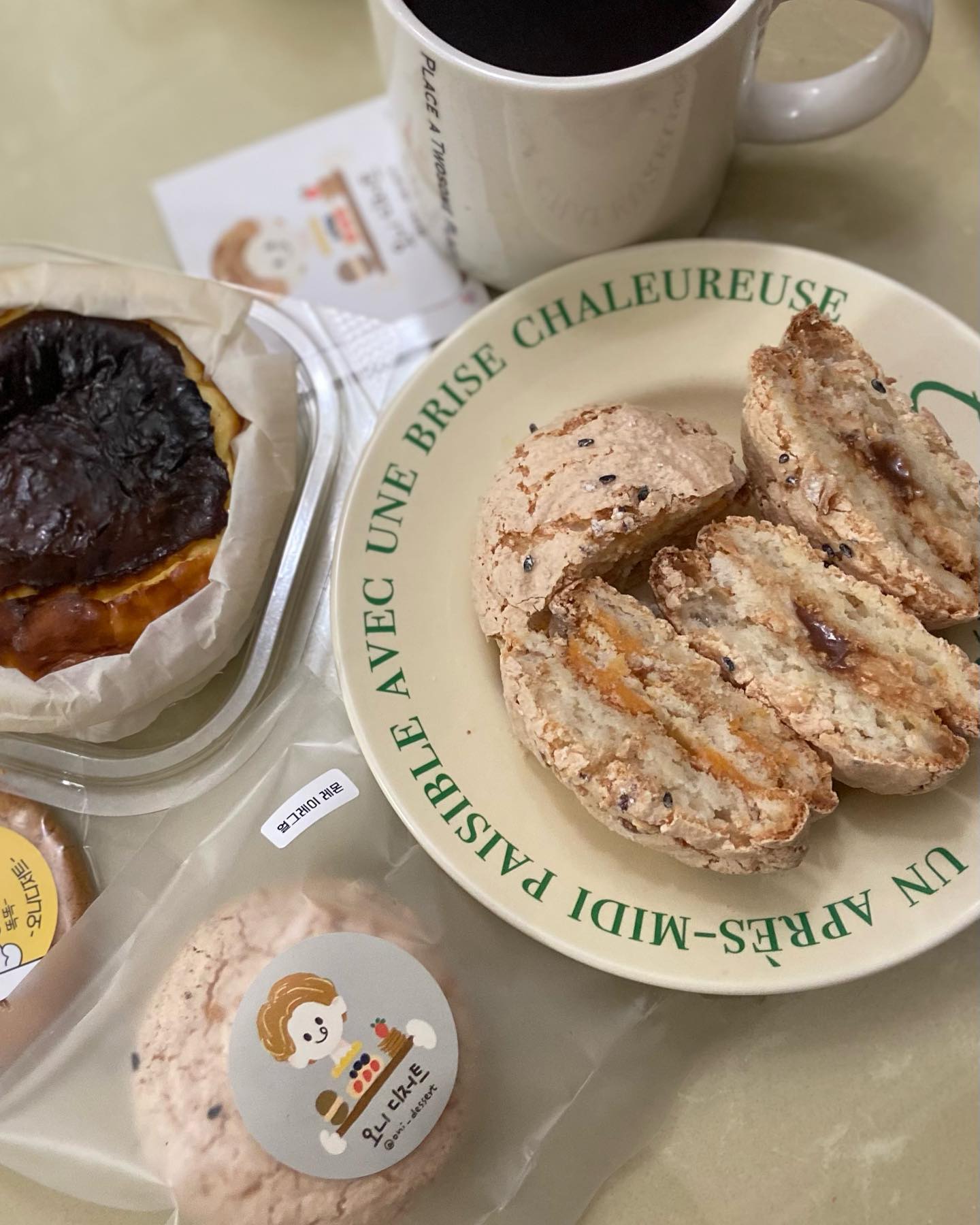 #협찬 인데 너무 맛있게 먹은 디저트!!🍰

마쿠아즈가 유명한 아산 배방의 #오니디저트
마쿠아즈는 마카롱+다쿠아즈가 공존하는 디저트로,
마카롱의 쫀쫀한 맛도 적당히 느껴지고
다쿠아즈의 퐁신한 식감도 있어서 색다르고 너무 맛있었다🩵
마카롱 보다 덜 달면서도 아몬드가루 맛은 진하게 느껴져서 신세계!!

선물용으로도 너무 좋을 것 같고
마쿠아즈 케이크도 있으니 생일케이크로도 제격🎂

바스크치즈케이크는 여러군데서 먹어봤지만
오니디저트 진짜 부드럽고 크림치즈맛 가득하고 꿀맛…👍🏻

디저트 맛있는 곳 찾는다면 추천해용🙂💛
.
.
.
.
#우리뷰 #배방디저트 #배방맛집 #디저트맛집 #아산카페 #배방디저트맛집 #카페 #디저트 #마쿠아즈 #디저트카페 #브라우니 #케이크 #아산케이크 #천안케이크 #배방케이크 #천안마카롱 #아산마카롱 #빵순이그램 #카페추천 #먹팔 #좋반 #좋아요반사