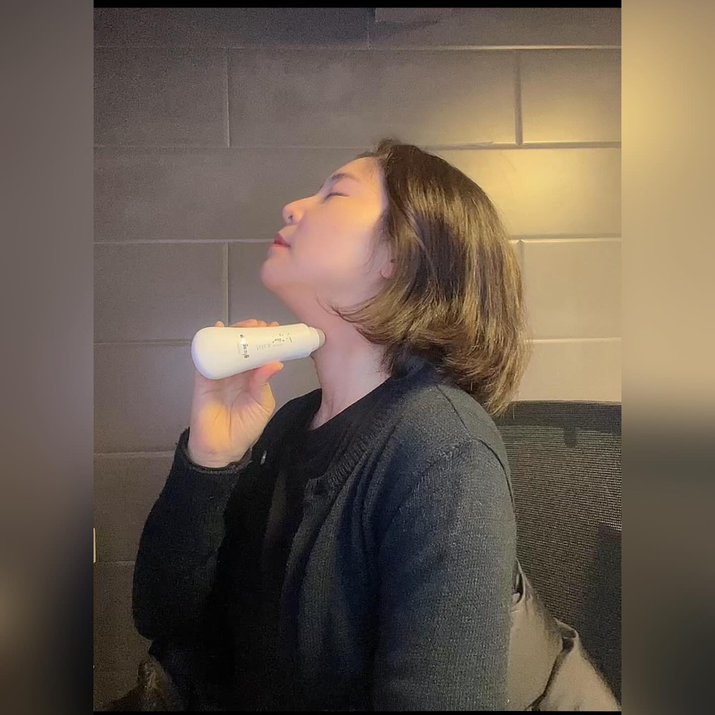 #협찬 #바로나 #바로나넥미인 #모레끌레

혹시 얼굴면적 관리만 하시나요? 😂
목관리 소홀히 해선 안되는건 아시죠? 
저같은 경우 목주름이 어릴때부터 있는 케이스인데요 
저같은 케이스이신 분들 꽤 있으실꺼예요 
그럴수록 목을 놔두시 마시고 더욱 더 관리를 해야 하는데요
손 안닿이면서 깔끔하게 관리할수 있는 제품을 드디어 만났지 뭐예요??><
바로 모레끌레 넥미인 에센스 제품인데요
생각보다 용량도 많이 들어있으면서 한손에 촥 감겨요 ^^

핵심성분인 녹두씨추출물, 닥풀꽃추출물, 씨실트추출물이 있고 뿐만아니라
알로에베라잎, 씨실트, 바오밥열매, 쑥, 금화규, 팥, 톡 등 목에 영양이란 영양을 다 때려받을수 있도록 만들어진 미용제품이라 넘 좋아요
왜 이제야 나타났니!!♥️♥️♥️♥️
목에 손으로 묻히면서 관리하지 마시고 어느곳에서나 청결하게 목관리를 할수 있어 넘 좋아요
목이 건조하다 싶으면 수시로 요걸로 롤링 해주면 끝! 너무 간편한거 있죠 ㅠㅠ

롤링이기 때문에 바르면서 자연스럽게 목 마사지가 되기때문에 붓기 빠지면서 얼굴리프팅까지 잡게 해주는 넘나 만족스러운 제품이라 더 칭찬해용

 #모레끌레넥미인 #목주름개선 #목탄력개선 #목주름에센스 #바로나코스메틱 #셀러뷰