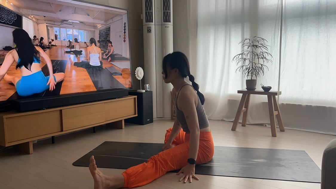 📆2024.08.08 varunayoga_official 
#바루나요가챌린지 셀프수련🤎
고민끝에 주섬주섬 매트깔고, 요가복입고 수련
막상하면 별거아닌데, 
왜 이렇게 매트까는게 힘든건지,,
그래도 오늘수련완료💫

prakrti.prakrti 
오랜만에 꺼내입은 오렌지컬러 묵타팬츠 
땀쟁이한테도 진짜 시원하고 최고다🧡

#hathayoga #하타요가 #yogapractice #부장가아사나 #우르드바다누라아사나