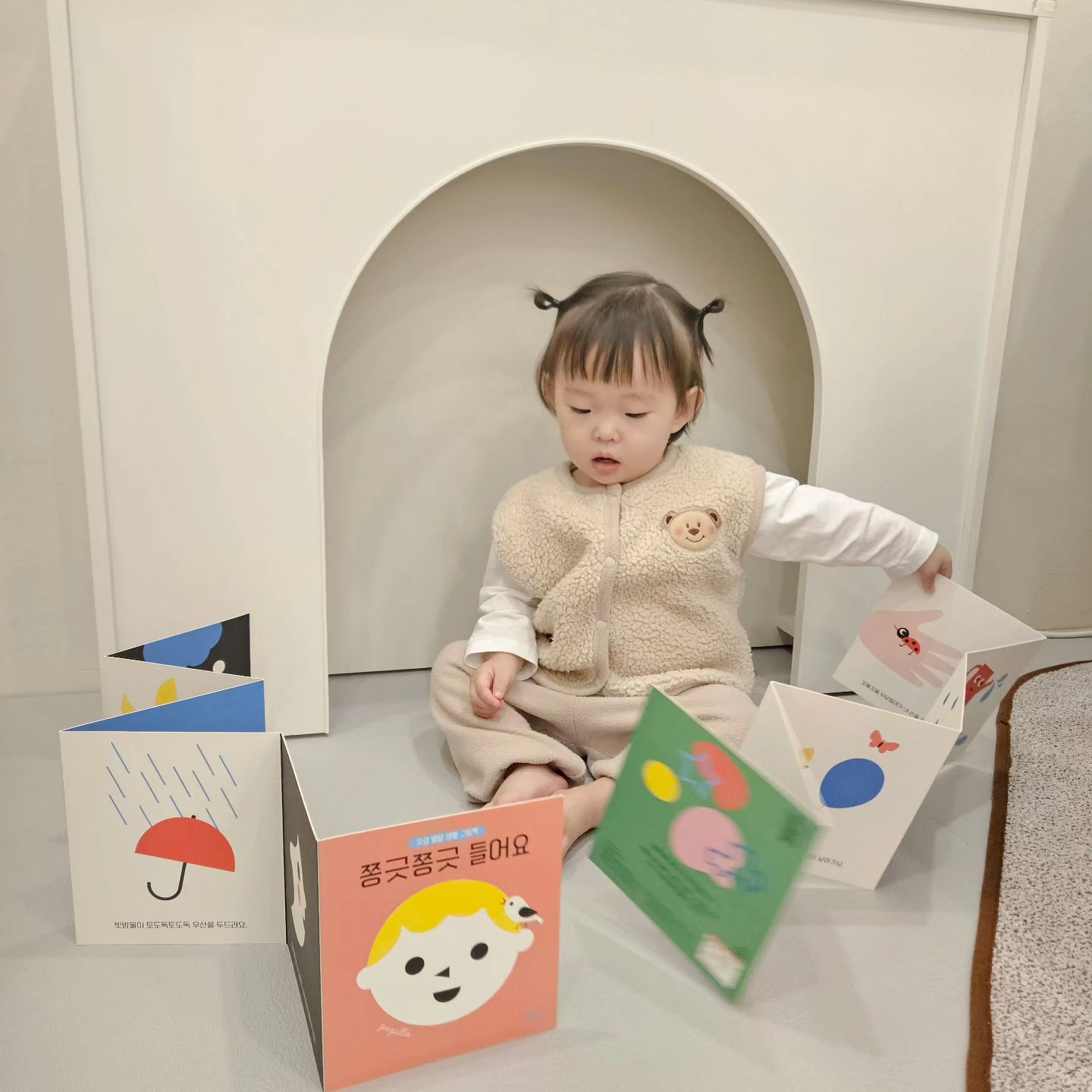 #협찬 이지만 진심담은 솔직후기

요즘 햇살이는 알록달록 색감 대비가 뚜렷한 그림과 리듬감 살린 글이 담겨있는 오감 발달 생활 그림책에 푹 빠졌어요! 길게 병풍처럼 펼쳐 보며 일상생활에서 접한 다양한 경험을 떠올리며 오감 발달이 쑥쑥!ෆ⸒⸒

회전판을 돌리면 그림이 바뀌는 빙글빙글 그림 사전의 다양한 그림들 찾는 재미에도 푹 빠져있어요!

언제나 1위인 베르니와 함께 춤을🩷
신나는 노래에 맞춰 아빠가 춤을 추면 햇살이가 마라카스 흔들며 공연해요😆 베르니와 함께 대근육 소근육이 골고루 발달하고 음악적 감수성이 풍부해지는 햇살이예요~

𖤐 bluerabbit_official_korea

#블루래빗 #첫토이북 #블루래빗토이북 #사운드북 #아기사운드북 #아기전집 #유아전집 #아기장난감 #출산선물 #돌아기선물