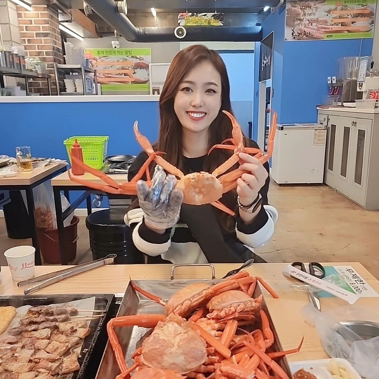 홍게청년❤️

홍게무한리필 진짜 최고다!! 장난아님
살과 내장이 꽉찬 꽃게들
엄청 고소하고 달다 달아~~
홍게찜에 고기까지 무한이라니 너무 행복해🥰
홍게내장에 밥까지 야무지게 비벼서 먹음~~
홍게라면은 도저히 배불러서 못먹고온게 아쉽ㅠㅠ

홍게찜 처음 먹어보신다는 분께서
3일은 굶은사람처럼 먹어서 쫌 창피함😅
그래도 너가 맛있게 먹으니 죠으다죠아ㅋㅋ

#갈마동맛집 #대전홍게무한리필 #홍게청년
#대전조개구이무한리필 #대전고기무한리필
#소주맥주무한리필 #대전무한리필맛집