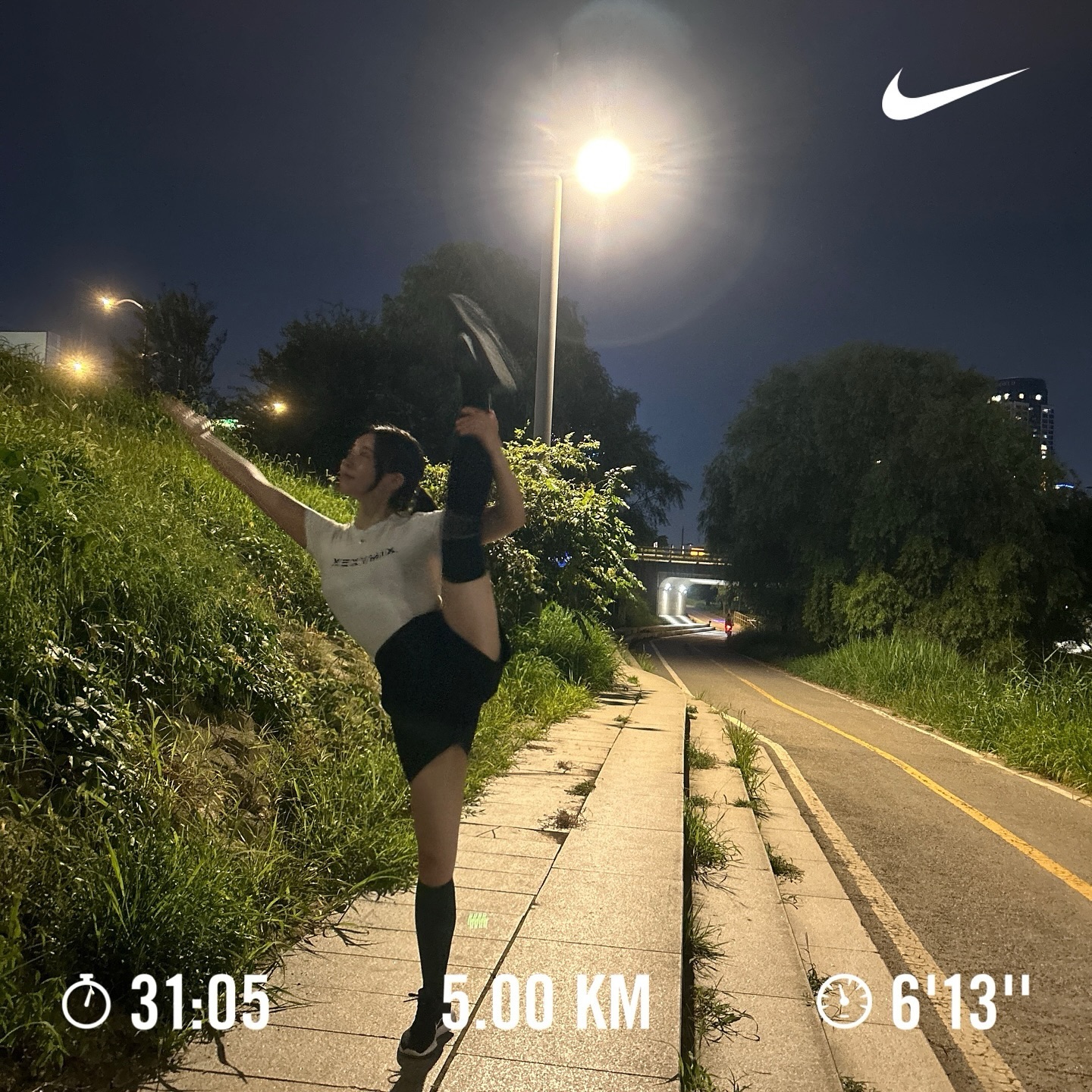 작년부터 시작한 러닝이지만
조금씩 속도가 빨라져서 뿌듯합니당🏃🏻‍♀️

항상 7KM 이상은 뛰어줘야지~ 생각하지만..
뛸때마다 힘들어서 5KM 뛰는 걸로 
자기합리화 하는중😵
#러닝 #오런완 #오운완