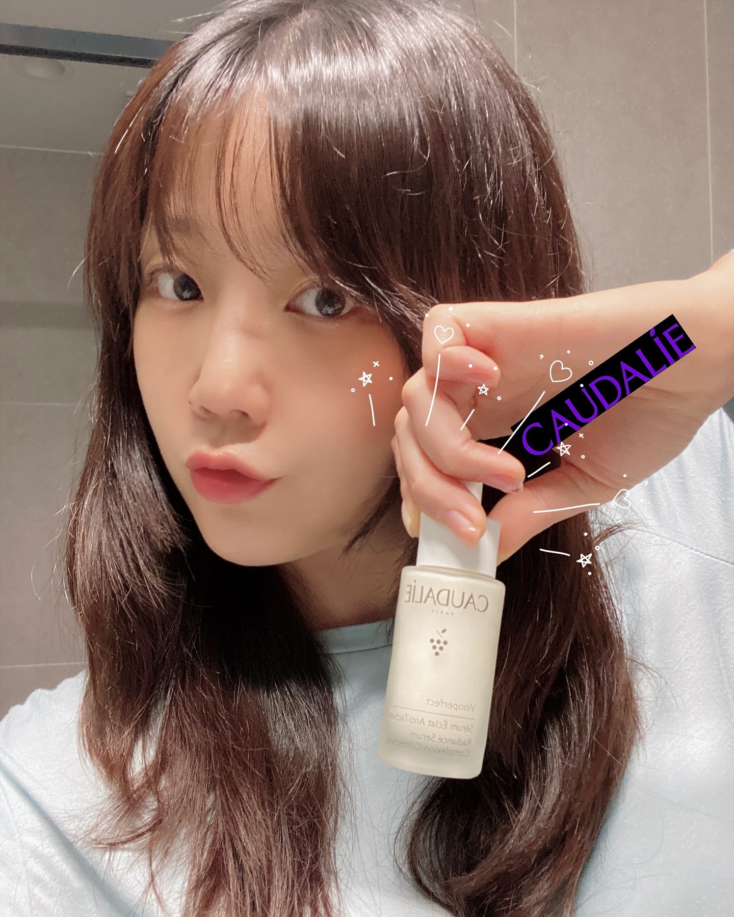 #협찬 제주도에서 씬나게 놀고 왔더니 금새 칙칙해져 있는 내피부🥲ㅎㅎ그래도 점점 피드에 쌩얼지분 늘리고 있는중✌🏻

16년 연속 프랑스 안티 다크스팟 1위!*(1) #꼬달리 베스트 화이트닝 세럼으로 잡티는 Dawn, 피부톤은 UP! 전세계 30초에 1병씩 판매*(2)되는 꼬달리 베스트 #화이트닝세럼 답게 즉각적인 피부 안색개선이 느껴져서 너무 좋더라구요🤍🤍💫

비타민 C보다 X62배(4) 뛰어난 브라이트닝 효과로 다크스팟 완화에 도움을 줄 수 있는 비니페린(포도나무 줄기 수액) 함유! 거기에 피부 보습 및 영양 공급으로 촉촉하고 빛나는 피부 광채 도와주는 올리브 스쿠알렌도 함유🍇🍇💟

8주 사용 후, 다크 스팟이 -63% 완화*(3)되는 효과가 입증된 미백 기능성 세럼으로 98% 자연 유래 성분의 클린뷰티 세럼이여요! 

알찬 세트 구성으로 선물로도 너무 좋겠더라구요.! 자외선 노출 등 다양한 원인으로 인한 색소침착 및 다크스팟이 고민인 분들을 위한 화이트닝 제품으로 기미, 주근깨 등의 잡티가 걱정되는 전 연령 분들에게 추천드려요♥

꼬달리 공식몰 회원가입 후 첫 구매 시 1만원 즉시 할인 혜택 & 무료 배송 이벤트 및 비노퍼펙트 세럼 1개 구매 가격으로, 2개 디럭스 추가 증정하는 이벤트도 진행중이니 놀러가보시길🤍🤍

[비노퍼펙트 세럼 세트 구성]
- 비노퍼펙트 래디언스 세럼 컴플렉션 코렉팅 30ml (정품)
- 비노퍼펙트 브라이트닝 아이크림 5ml (증정품)
- 비노퍼펙트 인스턴트 브라이트닝 모이스처라이저 15ml (증정품)

(1)출처: 2008~2020, IQVIA-Pharmatrend International, PharmaOne / 프랑스 약국 화장품코너 anti-pigmentation 상품, value 기준 / 2021~2022, GERSDATA, 프랑스 약국 화장품코너 Depigmenting Face부문, 1월~12월 연누적매출기준 (MAT)
(2) 꼬달리 Internal Sales 데이터 기준, 2023년 1월-12월 / 일시적 정보에 의함, 현시점 결과 상이할 수 있음
(3) 인체적용시험, Dermscan Poland, 2020년, 65명, 1일 2회 8주 사용, 얼굴및목부위

 
caudaliekorea #꼬달리세럼 #미백세럼 #에센스추천 #잡티제거 #잡티세럼 #기미화장품 #세럼추천 #미백화장품 #화이트닝 #기미세럼 #다크스팟 #미백크림 #화이트닝크림