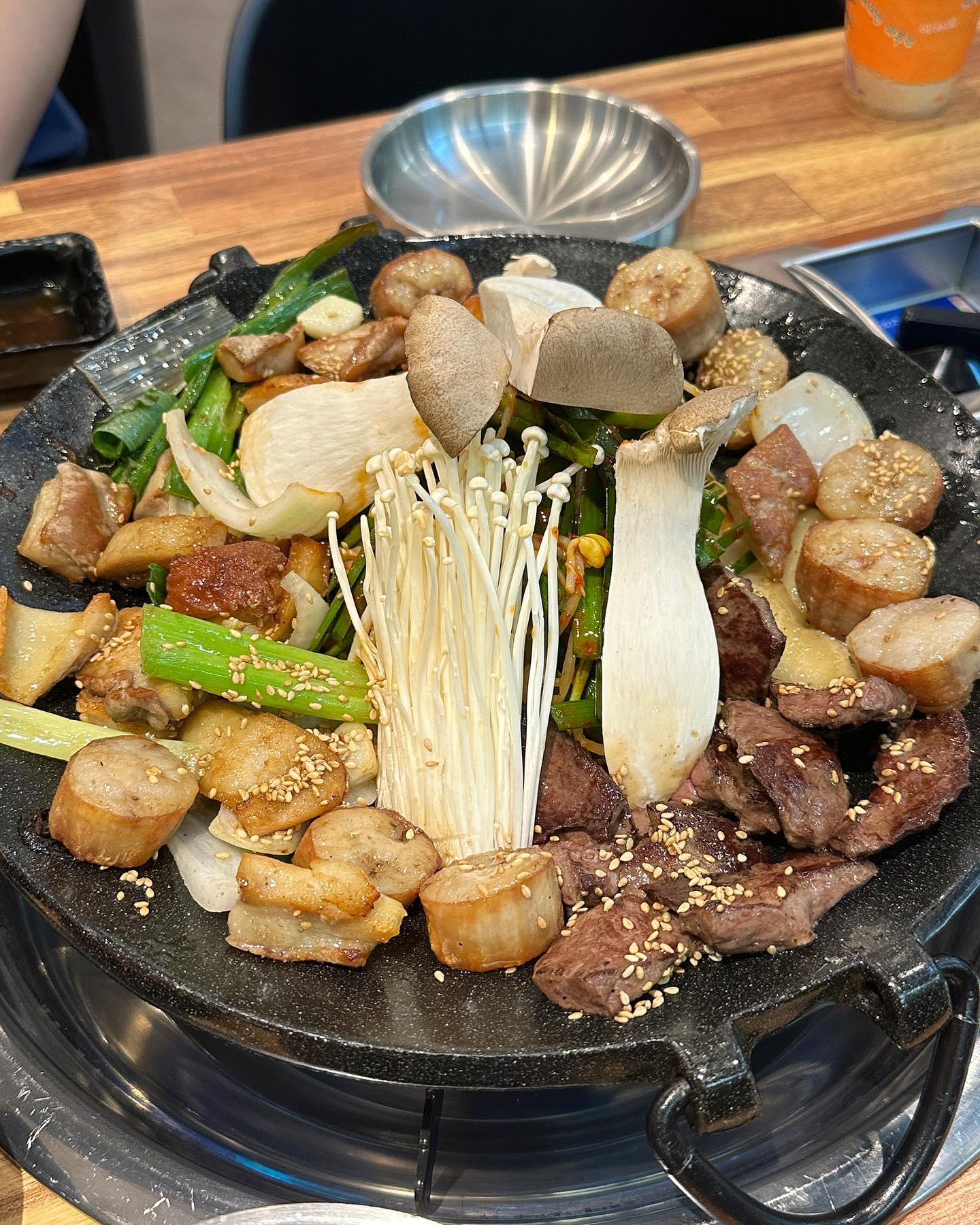 #협찬 
배곧한우곱창집에서 배에 기름칠 제대로 하고 왔어요👍
막창이랑 대창이 너무 먹고 싶었는데 양까지 푸짐해서 배터지는줄 알았네요🤣
대창도 통통하고 막창도 쫄깃하니 배불러도 계속 들어가요 :)

테라스도 있어서 비오는날 비소리 들으면서 운치있게 먹어도 좋겠더라구요‼️

곱창좋아하시는 분들은 꼭 한번 방문해 보세요💖

👉 bagob_0222 

🏠 경기 시흥시 서울대학로264번길 26-33 1층
📍월-토 16:00-02:00
📍일 16:00-23:00

#시흥정왕동맛집 #배곧곱창 #배곧곱창맛집
#배곧맛집 #시흥맛집 #시흥배곧곱창맛집 #시흥배곧맛집 #배곱한우곱창 #먹스타그램