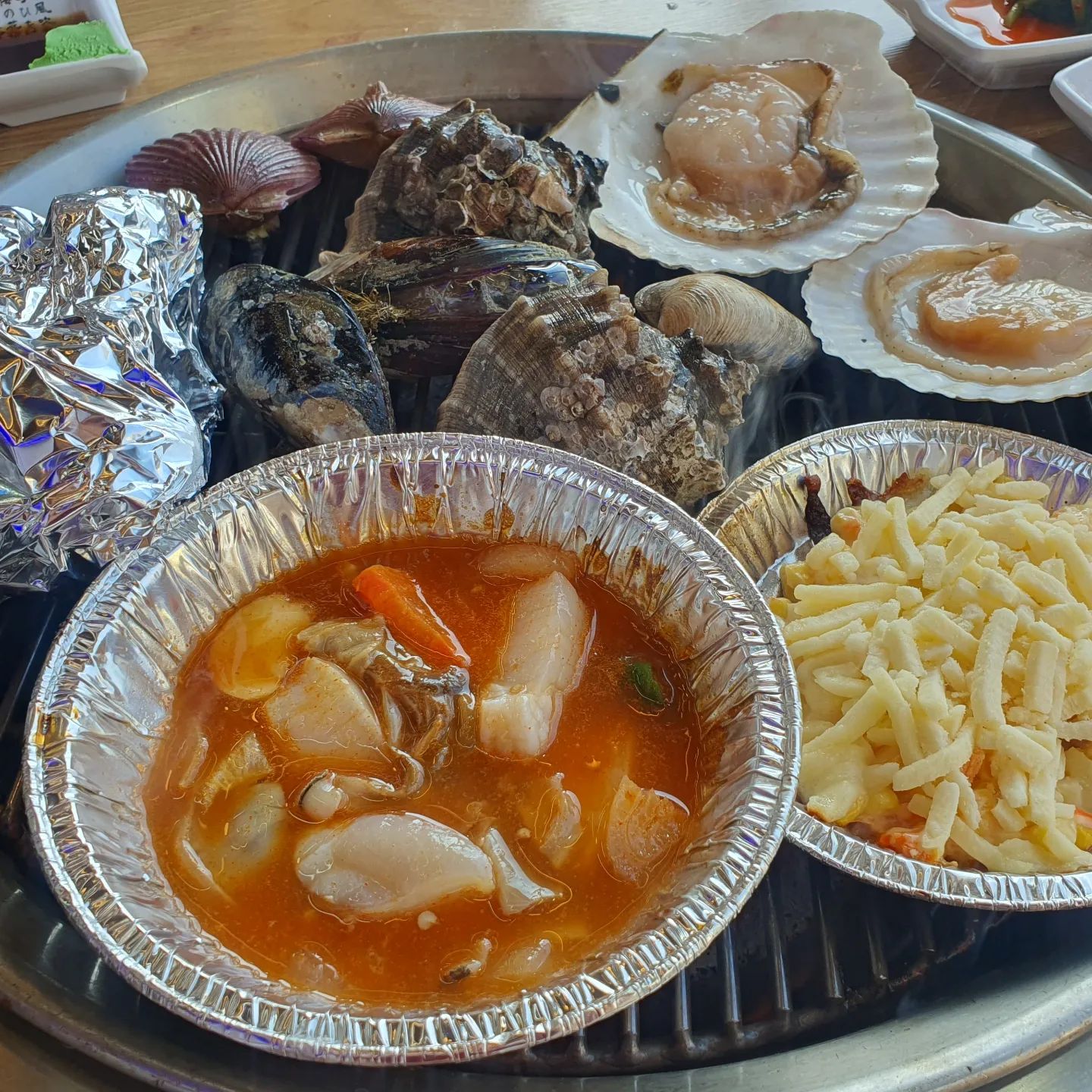 #오이도조개구이 

겨울의 시작을 알리는 굴도 먹구싶고~
조개에 해물라면까지 먹고 싶고
바다도 보고 싶어 간 조개구이집!

#오이도맛집 #조개킹24시 

무한리필조개구이도 있지만
모둠조개구이(소) 60,000원 
해물라면 13,000원
사이다 2,000원 주문!

모둠 소자린데도 양도 많이 나오고
상차림이 마음에 쏙든곳!
여기 알밥 존맛탱 조개도 신선하공
무한리필 부럽지않은 콘치즈,떡볶이소스

꽃게 새우 가리비 등등
해물가득한 해물라면까지
라면국물이 엄청 시원했다

알밥은 아직두 생각나는중 ㅠㅠ
다음에는 석화먹으러 가야징

여기 오이도에서 24시간 운영하는 곳이라
야밤에 가서 한잔 하기도 좋을듯!

.
.
.
.
#맛스타그램 #먹스타그램 #먹방 #맛집 #먹스타 #맛스타 #맛집추천 #맛집스타그램 #먹스타맞팔 #먹방스타그램
#오이도조개구이맛집 #조개구이무한리필 #해물라면
#겨울의시작 #석화구이 #제철음식 #오이도조개킹24시