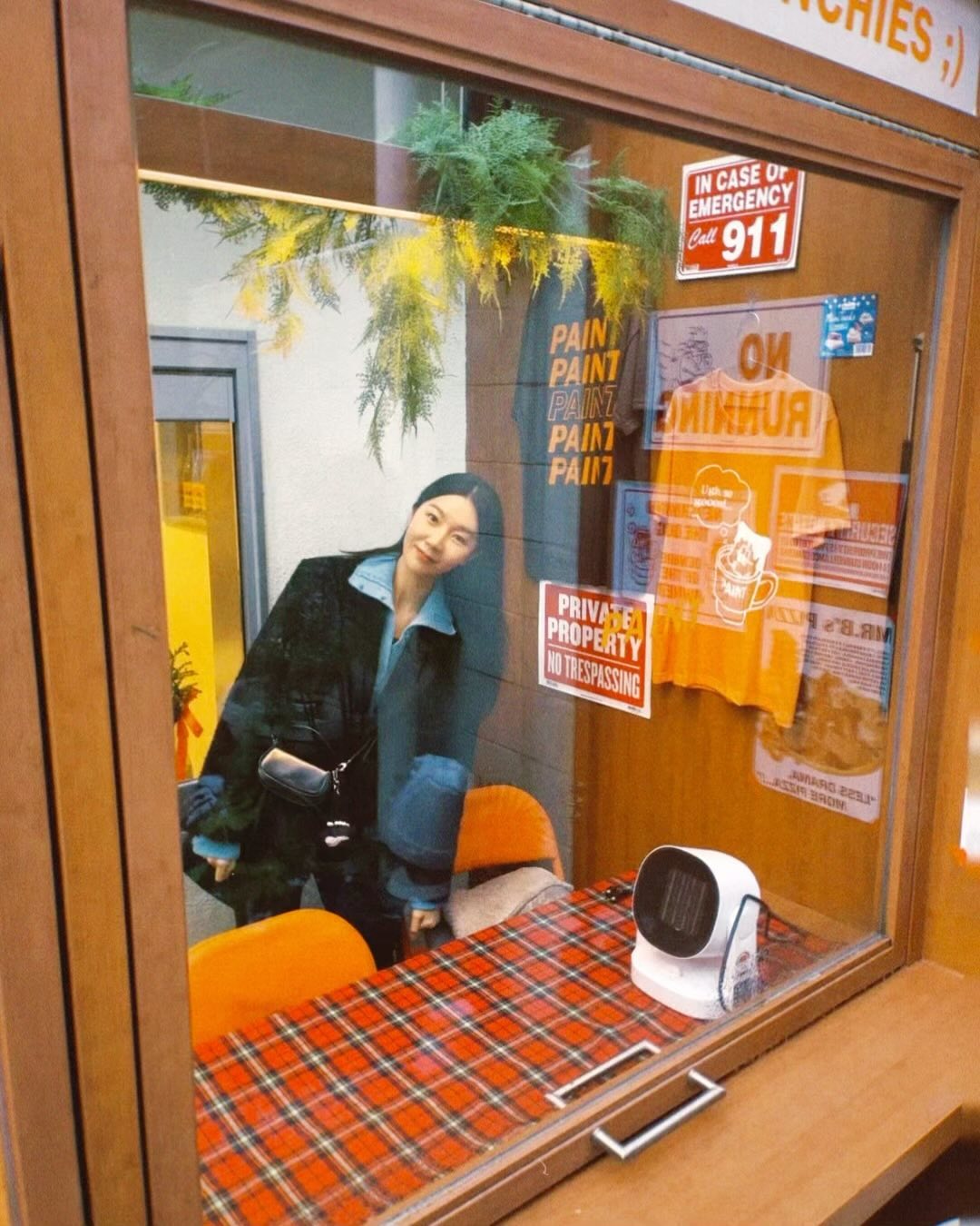 힙지로 마음에 쏙 드는걸~ 필름 감성이 참 잘 어울리는 을지로-🎞️🎥📸 예쁜 공간들 가득 담고 싶었지만 추워서 주먹이 절로 쥐어져 버려🤨👊🏻 죄다 주먹 쥔 사진들뿐 ^.^