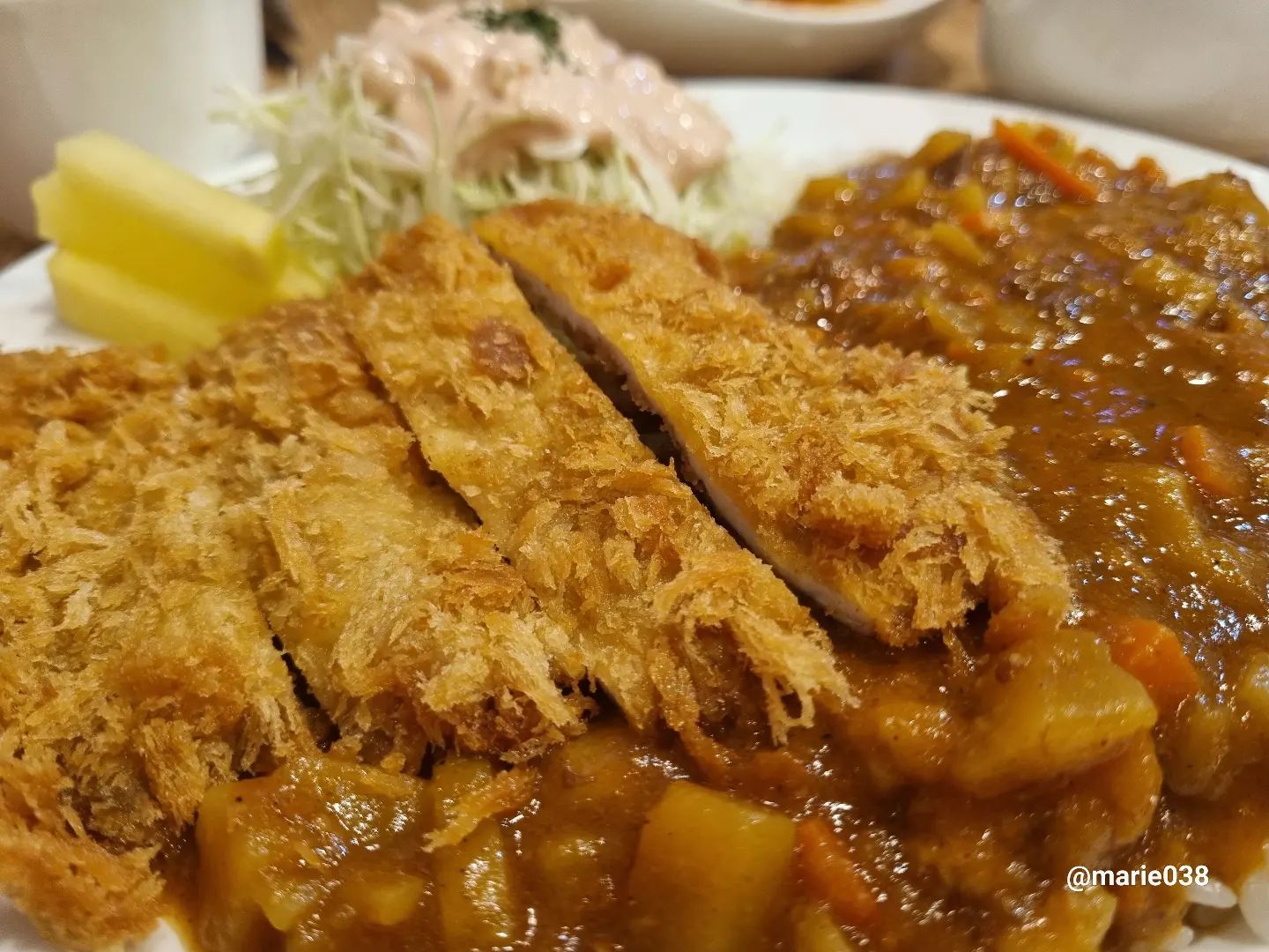 #대연동돈까스 #카레돈까스 #탱크돈까스 #맛있옹 #점심메뉴 #오늘뭐먹지 #신나 

야호~~오늘 점심메뉴는 내 맘대로💕
간만에 돈까스 먹었는데
얇은두께라 크리스피함이 가득
근데 카레돈까스라 돈까스 소스는없음 😭